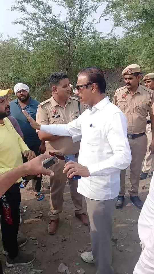 रिहायशी इलाके के पास कूड़ा डालने से नाराज लोग...
सैनिक कॉलोनी के पास कूड़ा डंपिंग का विरोध, मौके पर पहुंचे जॉइंट कमिश्नर
#dumping
#cleanfaridabad
#wastemanagement
#voiceoffaridabad
#Voiceoffreedom