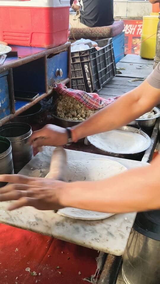 Tundla’s Famous Aloo Paratha 😍🔥 Only ₹50 Mein Itna Bada Paratha! 🤤
#AlooParatha #Tundla #StreetFood #IndianFood #FoodLovers #Foodie #ViralShorts #FoodShorts #DesiFood #Trending