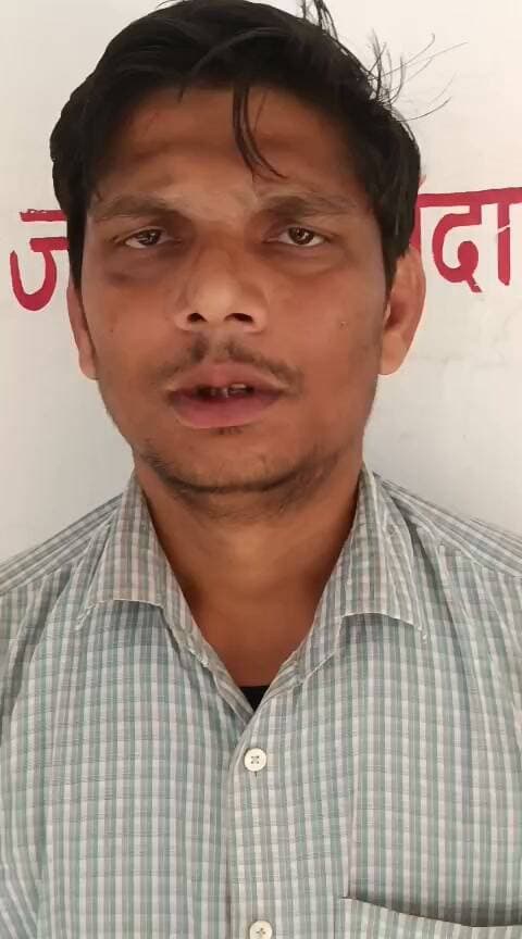 बांदा:कटरा में शराबी का हंगामा,
कोतवाली नगर क्षेत्र के कटरा में शराब के नशे में राहगीरों का रास्ता रोकने वाले व्यक्ति के खिलाफ पुलिस ने कार्रवाई की है।वीडियो सामने आने के बाद पुलिस ने व्यक्ति की पहचान कर निरोधात्मक कार्रवाई की और उसे न्यायालय के समक्ष पेश किया।व्यक्ति ने लिखित माफीनामा देते हुए वीडियो के जरिए अपनी गलती स्वीकार की और भविष्य में ऐसी गलती न दोहराने का आश्वासन दिया। शराब की लत को देखते हुए उसे नशामुक्ति केंद्र भेजने के लिए उसके बुजुर्ग पिता को भी निर्देशित किया गया।