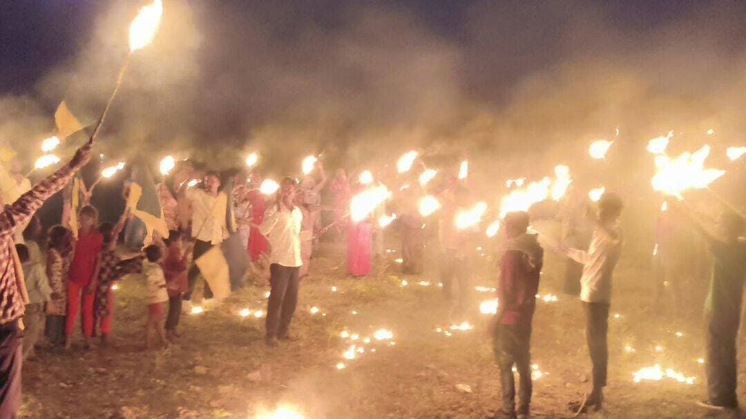 चिता आंदोलन का 33वां दिन… मशाल जुलूस के साथ सत्याग्रहियों ने भरी हुंकार!
लगातार 33 दिनों से जारी चिता आंदोलन के तहत बीती रात सत्याग्रहियों ने मशाल जुलूस निकालकर अपना आक्रोश व्यक्त किया। मशालों की रोशनी के बीच आंदोलनकारियों ने अपनी मांगों को लेकर आवाज बुलंद की और आंदोलन के प्रति अपना संकल्प दोहराया।
33 दिन बीतने के बाद भी सत्याग्रहियों का संघर्ष जारी है। अब देखना होगा कि आंदोलनकारियों की मांगों पर जिम्मेदारों की ओर से क्या कदम उठाए जाते हैं।
आंदोलन के 33 दिन, मशालों के साथ बुलंद होती आवाज और न्याय की उम्मीद!
<nis:link nis:type=tag nis:id=चिता_आंदोलन nis:value=चिता_आंदोलन nis:enabled=true nis:link/> <nis:link nis:type=tag nis:id=33वें_दिन_का_सत्याग्रह nis:value=33वें_दिन_का_सत्याग्रह nis:enabled=true nis:link/> <nis:link nis:type=tag nis:id=मशाल_जुलूस nis:value=मशाल_जुलूस nis:enabled=true nis:link/> <nis:link nis:type=tag nis:id=सत्याग्रही nis:value=सत्याग्रही nis:enabled=true nis:link/> <nis:link nis:type=tag nis:id=जनआंदोलन nis:value=जनआंदोलन nis:enabled=true nis:link/> <nis:link nis:type=tag nis:id=मध्यप्रदेश_न्यूज nis:value=मध्यप्रदेश_न्यूज nis:enabled=true nis:link/> <nis:link nis:type=tag nis:id=ताजा_खबर nis:value=ताजा_खबर nis:enabled=true nis:link/>