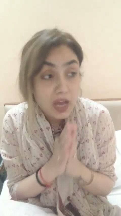 *लखनऊ के चर्चित शिवा शर्मा हत्याकांड में फरार चल रही मुख्य आरोपी और सोशल मीडिया इन्फ्लुएंसर श्रद्धा दुबे ने सोशल मीडिया पर एक वीडियो जारी कर अपना पक्ष रखा है।*
*उत्तर प्रदेश पुलिस द्वारा 25,000 रुपये का इनाम घोषित होने के बाद, श्रद्धा दुबे ने इस वीडियो के जरिए खुद को बेकसूर बताया है*
