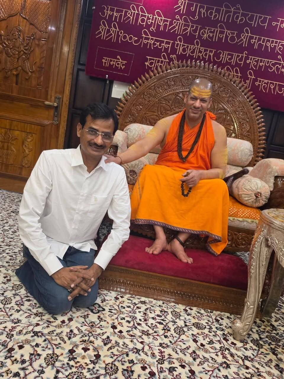 देश के प्रसिद्ध संत स्वामी कैलाशानन्द गिरी जी महाराज से मिले दैनिक जागरण के जमुई प्रभारी संजय सिंह, प्राप्त किया आशीर्वाद
दैनिक जागरण अखबार के जमुई प्रभारी संजय सिंह ने देश के प्रसिद्ध संत स्वामी कैलाशानन्द गिरी जी महाराज से मुलाकात कर उनका आशीर्वाद प्राप्त किया। इस दौरान आध्यात्मिक वातावरण में संत का सान्निध्य प्राप्त कर उन्होंने आशीर्वाद लिया।
#apnajamui #Jamui #SanjaySingh #SwamiKailashanandGiri
Swami Kailashanand Giri ji
Sanjay Singh