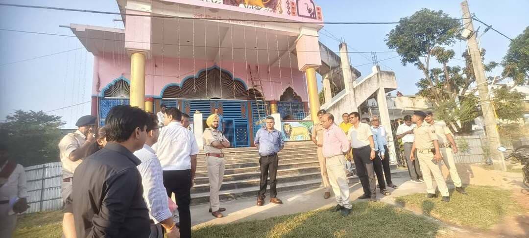 *प्रेस *विज्ञप्ति**
समाहरणालय, मधेपुरा
जिला जनसंपर्क कार्यालय, मधेपुरा
दिनांक: 13 अक्टूबर 2026
*दशहरा पर्व को लेकर जिला प्रशासन अलर्ट, जिलाधिकारी एवं पुलिस अधीक्षक ने प्रमुख पूजा पंडालों का किया संयुक्त निरीक्षण*
*CCTV निगरानी, अग्निशमन, बैरिकेडिंग एवं पार्किंग व्यवस्था सुदृढ़ करने का निर्देश; इस बार मधेपुरा शहर में दो स्थानों पर होगा रावण दहन*
*सुरक्षा, सुव्यवस्थित यातायात एवं भीड़ प्रबंधन को सर्वोच्च प्राथमिकता, पर्याप्त पुलिस बल की तैनाती सुनिश्चित करने पर जोर*
मधेपुरा, 13 अक्टूबर 2026। आगामी दशहरा पर्व को शांतिपूर्ण, सुरक्षित एवं सौहार्दपूर्ण वातावरण में संपन्न कराने के उद्देश्य से जिलाधिकारी, मधेपुरा एवं पुलिस अधीक्षक, मधेपुरा ने आज संयुक्त रूप से शहर के प्रमुख दुर्गा पूजा स्थलों एवं पूजा पंडालों का निरीक्षण किया। इस दौरान पूजा एवं मेला स्थलों पर सुरक्षा व्यवस्था, श्रद्धालुओं की सुविधा, भीड़ नियंत्रण, अग्निशमन, CCTV निगरानी तथा यातायात प्रबंधन की तैयारियों का जायजा लिया गया। संबंधित पदाधिकारियों एवं पूजा समितियों को आवश्यक व्यवस्थाएं समयबद्ध ढंग से सुनिश्चित करने का निर्देश दिया गया।
*प्रमुख पूजा स्थलों का किया गया निरीक्षण*
संयुक्त निरीक्षण के क्रम में बंगाली दुर्गा मंदिर, बड़ी दुर्गा मंदिर, रेलवे स्टेशन दुर्गा मंदिर तथा सार्वजनिक माँ दुर्गा मंदिर, गौशाला, मधेपुरा के पूजा पंडालों एवं मेला परिसरों का जायजा लिया गया। अधिकारियों ने पर्व के दौरान श्रद्धालुओं की संभावित भीड़ को ध्यान में रखते हुए सुरक्षा मानकों का अनुपालन सुनिश्चित करने तथा किसी भी आपात स्थिति से निपटने के लिए आवश्यक तैयारियां दुरुस्त रखने पर बल दिया।
*CCTV से होगी सतत निगरानी, प्रवेश एवं निकास द्वारों पर विशेष सतर्कता*
सभी प्रमुख पूजा पंडालों के प्रवेश एवं निकास द्वारों तथा भीड़भाड़ वाले स्थानों पर CCTV कैमरे लगाने का निर्देश दिया गया। साथ ही, कैमरों के माध्यम से प्राप्त गतिविधियों की नियंत्रण कक्ष से सतत निगरानी सुनिश्चित करने को कहा गया, ताकि किसी भी संदिग्ध गतिविधि अथवा अव्यवस्था की स्थिति में त्वरित कार्रवाई की जा सके।
*अग्निशमन एवं आपातकालीन सुरक्षा व्यवस्था को सुदृढ़ करने का निर्देश*
पूजा पंडालों में अग्निशमन यंत्रों की उपलब्धता एवं उनके उपयोग की व्यवस्था सुनिश्चित करने का निर्देश दिया गया। साथ ही, आवश्यकतानुसार अग्निशमन वाहन की उपलब्धता एवं त्वरित प्रतिक्रिया की व्यवस्था रखने पर जोर दिया गया, ताकि किसी भी अप्रिय घटना की स्थिति में तत्काल कार्रवाई की जा सके।
*बैरिकेडिंग, मार्किंग एवं निर्धारित पार्किंग से सुगम होगा आवागमन*
भीड़ प्रबंधन एवं यातायात को सुचारू बनाए रखने के लिए पूजा पंडालों के आसपास आवश्यक मार्किंग एवं बैरिकेडिंग करने तथा वाहनों की पार्किंग के लिए निर्धारित स्थलों को चिह्नित करने का निर्देश दिया गया। इसका उद्देश्य श्रद्धालुओं की आवाजाही को सुगम बनाना, अनावश्यक भीड़ एवं जाम की स्थिति को रोकना तथा आपातकालीन सेवाओं के आवागमन के लिए पर्याप्त जगह उपलब्ध रखना है।
*इस बार दो स्थानों पर होगा रावण दहन, सुरक्षा के विशेष इंतजाम के निर्देश*
इस वर्ष दशहरा के अवसर पर मधेपुरा शहर में दो स्थानों पर रावण दहन का आयोजन किया जाएगा। इनमें रेलवे स्टेशन स्थित दुर्गा मंदिर के समीप तथा गौशाला स्थित दुर्गा मंदिर के समीप के स्थल शामिल हैं।
दोनों स्थलों पर संभावित भीड़ को देखते हुए सुरक्षा, अग्निशमन एवं भीड़ प्रबंधन की समुचित व्यवस्था सुनिश्चित करने का निर्देश दिया गया। आयोजन स्थलों पर आवश्यक सुरक्षा मानकों का अनुपालन कराने तथा श्रद्धालुओं के सुरक्षित आवागमन के लिए विशेष सतर्कता बरतने पर बल दिया गया।
*पर्याप्त पुलिस बल की तैनाती, महिला सुरक्षा एवं यातायात प्रबंधन पर विशेष जोर*
पर्व के दौरान विधि-व्यवस्था बनाए रखने के लिए पर्याप्त संख्या में पुलिस बल, महिला पुलिस बल तथा सादे वेश में पुलिसकर्मियों की तैनाती सुनिश्चित करने का निर्देश दिया गया। साथ ही, प्रमुख पूजा स्थलों, मेला परिसरों एवं भीड़भाड़ वाले क्षेत्रों में सतत निगरानी रखने तथा यातायात व्यवस्था को सुचारू बनाए रखने पर जोर दिया गया।
जिला प्रशासन ने स्पष्ट किया कि दशहरा पर्व के दौरान श्रद्धालुओं की सुरक्षा, शांति एवं विधि-व्यवस्था बनाए रखना सर्वोच्च प्राथमिकता है। इसके लिए संबंधित पदाधिकारियों एवं पूजा समितियों के बीच समन्वय स्थापित कर सभी आवश्यक तैयारियां सुनिश्चित की जाएंगी।
*जिला प्रशासन की आमजन से अपील*
जिला प्रशासन, मधेपुरा ने सभी श्रद्धालुओं एवं आम नागरिकों से अपील की है कि वे दशहरा पर्व को शांति, सद्भाव एवं पारस्परिक सहयोग के साथ मनाएं। पूजा पंडालों एवं रावण दहन स्थलों पर निर्धारित सुरक्षा निर्देशों का पालन करें, वाहनों को केवल निर्धारित पार्किंग स्थलों पर ही खड़ा करें तथा भीड़भाड़ वाले स्थानों पर अनावश्यक रूप से रुकने से बचें।
किसी भी संदिग्ध गतिविधि, अव्यवस्था अथवा आपात स्थिति की सूचना तत्काल संबंधित प्रशासनिक या पुलिस पदाधिकारी को दें। सजग नागरिक बनें, प्रशासन का सहयोग करें और सुरक्षित एवं शांतिपूर्ण दशहरा मनाने में सहभागी बनें।
Information & Public Relations Department, Government of Bihar