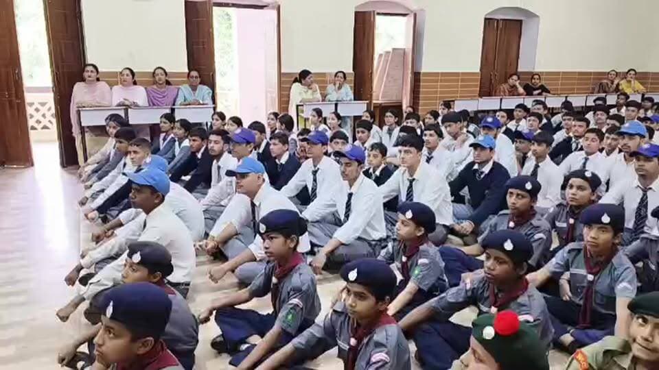 Live: जिला उपनिदेशक सैनिक वेलफेयर बोर्ड दीपक धवन शमशेर स्कूल में बच्चों को दे रहे हैं मोटिवेशनल स्पीच..