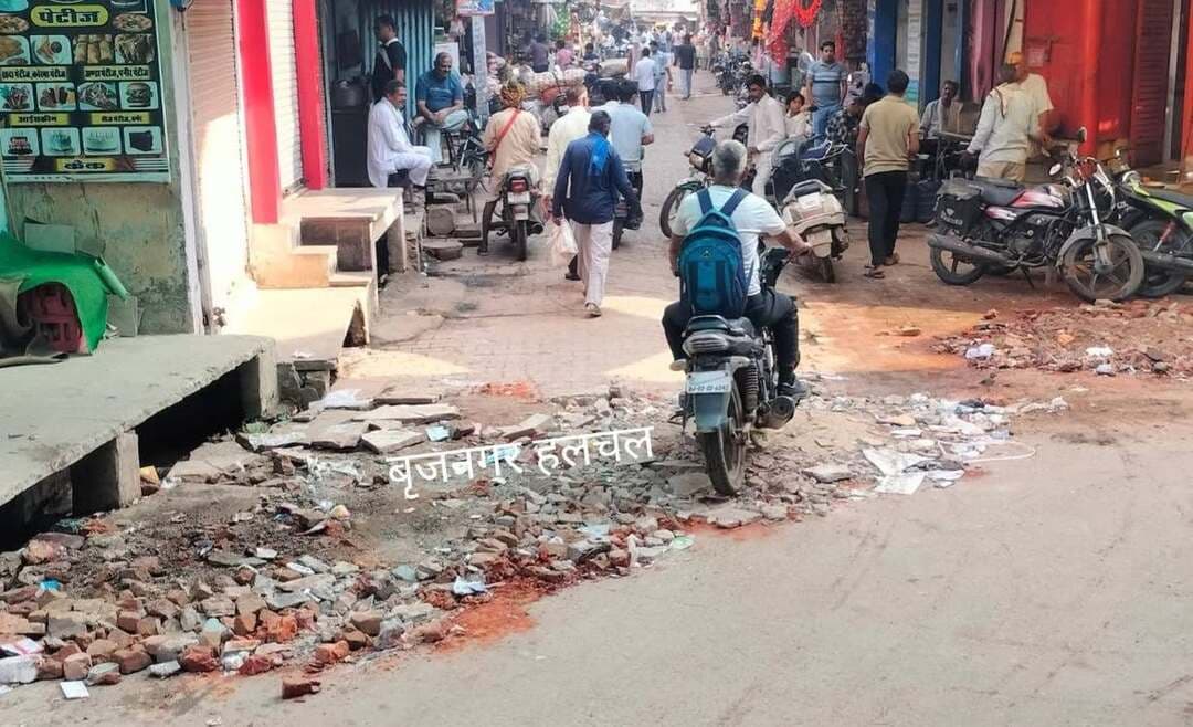 #जनता_गड्ढों_में_पस्त
#नगरपालिका_मस्त___
#बृजनगर___________
__कस्बे के जलेबी चौक पर दुकानदारों ने खुद ही डलवाया मलबा
__गड्ढा ओर पानी भरने से दुकानदार परेशान
__कई दिनों से समस्या का नहीं हों रहा है समाधान
__कस्बे वासियों ने नगरपालिका कार्यशैली पर उठाए सवाल