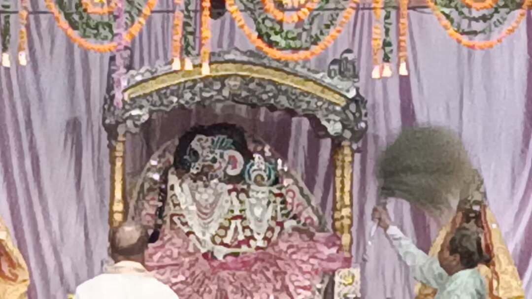 🌺🙏 मां स्कंदमाता के पांचवें नवरात्र पर श्रीजी राधा रानी के श्रृंगार आरती के विशेष दर्शन 🙏🌺
बरसाना धाम में आज श्रीजी राधा रानी के दिव्य एवं मनमोहक श्रृंगार आरती के दर्शन कर भक्त पुण्य लाभ प्राप्त करें।
🌸 जय मां स्कंदमाता! 🙏 श्री लाडली लाल की जय! राधे-राधे! 🙏