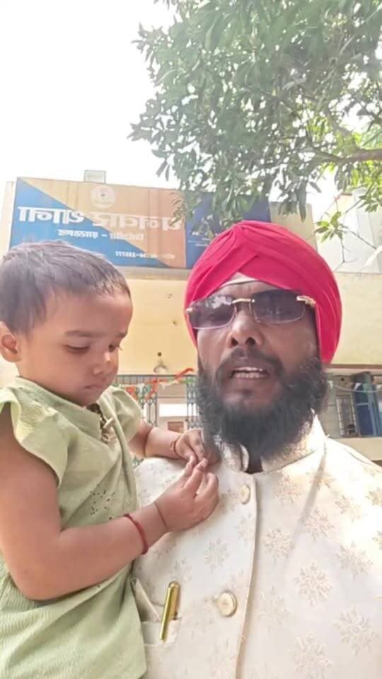 🚨 धनवार में परिवार से बिछड़ी 3 साल की मासूम बच्ची, स्थानीय लोगों ने पुलिस को सौंपा!
📍 धनवार, गिरिडीह (झारखंड): धनवार में करीब तीन वर्ष की एक मासूम बच्ची अपने परिवार से बिछड़ गई है। स्थानीय लोगों ने मानवता दिखाते हुए बच्ची को धनवार पुलिस के सुपुर्द कर दिया है।
🙏 अब जरूरत है बच्ची को उसके परिवार से मिलाने की। यदि आप बच्ची को पहचानते हैं या उसके परिजनों के बारे में कोई जानकारी रखते हैं, तो कृपया धनवार थाना पुलिस को सूचित करें।
📢 अपील: इस पोस्ट को धनवार, खोरीमहुआ, घोड़थम्बा और आसपास के क्षेत्रों में अधिक से अधिक शेयर करें। हो सकता है आपकी एक शेयर से मासूम अपने परिवार से मिल जाए!
❤️ इंसानियत के नाते इस खबर को आगे बढ़ाएं।
#Dhanwar #Giridih #KhoriMahua #JharkhandNews #MissingChild #धनवार #गिरिडीह #बिछड़ीबच्ची #ViralNews #PNAnewsIndia #खबरहरहालमें