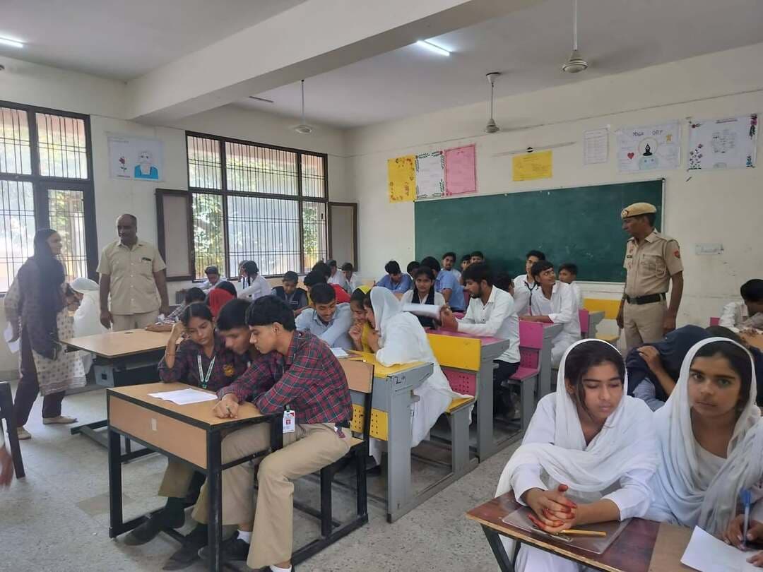 सड़क सुरक्षा ज्ञान प्रतियोगिता: स्कूल स्तर पर अव्वल रहे विद्यार्थियों ने अब ब्लॉक स्तर पर दी परीक्षा, करीब 2000 छात्रों ने लिया हिस्सा- नरेंद्र खटाना, डीएसपी मुख्यालय पलवल।
Aonenews अरविन्द बक्शी
यातायात नियमों की जानकारी ही सुरक्षित भविष्य की नींव, पहले राउंड के विजेता छात्र बने सड़क सुरक्षा के रोल मॉडल- नरेंद्र खटाना, डीएसपी मुख्यालय।
पुलिस अधीक्षक दीप्ति गर्ग, आईपीएस का संदेश: बचपन में सीखे गए नियम जीवनभर बनाते हैं सुरक्षित, विद्यार्थी बनें समाज में ट्रैफिक अनुशासन के अग्रदूत।
पुलिस प्रवक्ता ने जानकारी देते हुए बताया कि अतिरिक्त पुलिस महानिदेशक यातायात एवं हाईवे (हरियाणा) करनाल के दिशा-निर्देशों के अनुसार तथा पुलिस अधीक्षक डॉ. दीप्ति गर्ग, आईपीएस के कुशल मार्गदर्शन में जिला में चलाई जा रही सड़क सुरक्षा मुहिम के तहत 14 अक्टूबर को ब्लॉक स्तरीय सड़क सुरक्षा प्रतियोगिता का सफल आयोजन किया गया। इस परीक्षा के सुचारू संचालन के लिए श्री नरेंद्र खटाना, डीएसपी मुख्यालय पलवल एवं थाना यातायात प्रभारी निरीक्षक रविकांत द्वारा शिक्षा विभाग के अधिकारियों के साथ समन्वय स्थापित कर सभी पुख्ता प्रबंध किए गए थे।
जानकारी देते हुए नरेंद्र खटाना, डीएसपी मुख्यालय पलवल ने बताया कि गत 31 अगस्त को आयोजित प्रथम राउंड (स्कूल स्तर) की परीक्षा में जिला के 1114 शिक्षण संस्थानों से 2 लाख 25 हज़ार 300 विद्यार्थियों ने भाग लिया था। प्रथम राउंड में आयोजित तीनों लेवल (लेवल-1, लेवल-2 एवं लेवल-3) में अपनी-अपनी कक्षाओं व स्कूलों में प्रथम, द्वितीय एवं तृतीय स्थान प्राप्त करने वाले मेधावी विद्यार्थियों ने ही आज दूसरे राउंड के तहत ब्लॉक स्तरीय परीक्षा में हिस्सा लिया। पूरे जिले के विभिन्न ब्लॉकों से करीब 2000 चयनित विद्यार्थियों ने पूरे उत्साह के साथ यातायात नियमों पर आधारित यह परीक्षा दी।
डीएसपी मुख्यालय ने कहा कि प्रतियोगिता का मुख्य उद्देश्य नई पीढ़ी को बचपन से ही यातायात नियमों व सड़क सुरक्षा के प्रति सजग व जिम्मेदार नागरिक बनाना है। स्कूल स्तर पर अव्वल रहकर ब्लॉक स्तर पर पहुंचे ये सभी विद्यार्थी सड़क सुरक्षा अभियान के सच्चे ब्रांड एंबेसडर हैं। इस ब्लॉक स्तरीय परीक्षा में उत्कृष्ट प्रदर्शन करने वाले विद्यार्थियों को आगामी जिला स्तरीय प्रतियोगिता में भाग लेने का अवसर मिलेगा और उन्हें सम्मानित भी किया जाएगा।
पुलिस अधीक्षक दीप्ति गर्ग, आईपीएस ने सभी प्रतिभागी विद्यार्थियों को शुभकामनाएं देते हुए कहा कि सड़क सुरक्षा केवल एक विषय या परीक्षा नहीं, बल्कि जीवन की रक्षा का अनिवार्य संस्कार है। उन्होंने कहा, "विद्यार्थी हमारे समाज की रीढ़ और आने वाला कल हैं। बचपन में सीखे गए यातायात नियम और अनुशासन जीवनपर्यंत सुरक्षित राह दिखाते हैं। मुझे गर्व है कि जिले के करीब सवा दो लाख बच्चों में से चयनित होकर लगभग 2000 मेधावी छात्र ब्लॉक स्तर पर पहुंचे हैं। ये सभी बच्चे अपने-अपने क्षेत्रों में ट्रैफिक नियमों के पालन का संदेश लेकर एक सुरक्षित समाज के निर्माण में अग्रदूत साबित होंगे।" एसपी महोदया ने विद्यार्थियों से आह्वान किया कि वे स्वयं नियमों की पालना करने के साथ-साथ अपने अभिभावकों, परिजनों और पड़ोसियों को भी हेलमेट, सीट बेल्ट के प्रयोग और गति सीमा का ध्यान रखने के लिए निरंतर प्रेरित करें।
डीएसपी मुख्यालय पलवल ने विद्यार्थियों व अभिभावकों को पुनः सचेत करते हुए कहा कि 18 वर्ष से कम उम्र के छात्र-छात्राएं किसी भी सूरत में वाहन न चलाएं। अंडर-एज ड्राइविंग न केवल गैर-कानूनी है बल्कि जानलेवा भी साबित होती है। यदि कोई नाबालिग वाहन चलाते पाया जाता है तो वाहन मालिक व अभिभावक के खिलाफ सख्त कानूनी कार्रवाई अमल में लाई जा रही है। उन्होंने अपील की कि दोपहिया वाहन चालक हमेशा मानक हेलमेट पहनें, रॉन्ग साइड ड्राइविंग न करें, वाहन चलाते समय मोबाइल का प्रयोग न करें और चार पहिया वाहन में सीट बेल्ट अवश्य लगाएं।