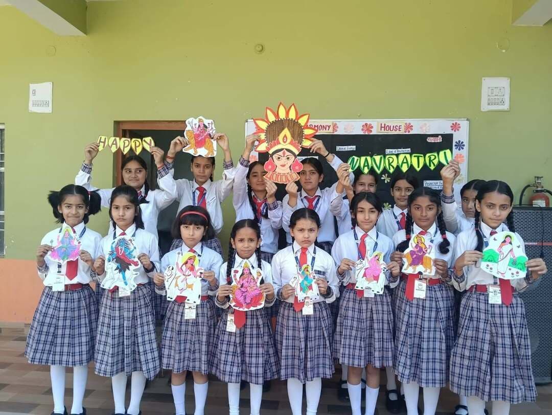गुरुकुल पब्लिक सीनियर सेकेंडरी स्कूल झलवाण में नवरात्रि के उपलक्ष्य में करवाई गई आर्ट एंड क्राफ्ट गतिविधि
जोगिंदर नगर/शिव कुमार।
गुरुकुल पब्लिक सीनियर सेकेंडरी स्कूल झलवाण में आज नवरात्रि के पावन अवसर पर विद्यार्थियों के लिए विशेष आर्ट एंड क्राफ्ट गतिविधि का आयोजन किया गया। इस गतिविधि का मुख्य उद्देश्य विद्यार्थियों को भारतीय संस्कृति, धार्मिक परंपराओं और मां दुर्गा के विभिन्न स्वरूपों के महत्व से परिचित करवाना था।
गतिविधि के दौरान विद्यार्थियों ने अपनी रचनात्मक प्रतिभा का प्रदर्शन करते हुए आर्ट एंड क्राफ्ट के माध्यम से मां दुर्गा के नौ स्वरूपों की सुंदर-सुंदर तस्वीरें बनाईं। बच्चों ने पूरे उत्साह और लगन के साथ इस गतिविधि में भाग लिया तथा अपनी कलात्मक सोच और कल्पनाशक्ति को रंगों एवं विभिन्न कलात्मक सामग्रियों के माध्यम से प्रस्तुत किया। विद्यार्थियों द्वारा बनाई गई तस्वीरों में उनकी रचनात्मकता, मेहनत और भारतीय संस्कृति के प्रति सम्मान की झलक देखने को मिली।
इस अवसर पर विद्यार्थियों को नवरात्रि पर्व के धार्मिक एवं सांस्कृतिक महत्व के बारे में भी जानकारी दी गई। उन्हें बताया गया कि नवरात्रि मां दुर्गा की आराधना का पावन पर्व है, जो शक्ति, साहस, भक्ति और बुराई पर अच्छाई की विजय का संदेश देता है। मां दुर्गा के नौ स्वरूप नारी शक्ति के विभिन्न गुणों का प्रतीक हैं और हमें जीवन में साहस, धैर्य, ज्ञान तथा सकारात्मकता अपनाने की प्रेरणा देते हैं।
विद्यालय प्रबंधन ने कहा कि इस प्रकार की गतिविधियां विद्यार्थियों के सर्वांगीण विकास में महत्वपूर्ण भूमिका निभाती हैं। इनके माध्यम से बच्चों को किताबी ज्ञान के साथ-साथ अपनी संस्कृति और परंपराओं को समझने का अवसर मिलता है। साथ ही, कला आधारित गतिविधियां बच्चों की कल्पनाशक्ति, आत्मविश्वास और रचनात्मक कौशल को भी विकसित करती हैं।
विद्यालय में समय-समय पर ऐसे कार्यक्रम आयोजित किए जाते हैं, ताकि विद्यार्थियों को शिक्षा के साथ-साथ नैतिक मूल्यों, सांस्कृतिक विरासत और भारतीय त्योहारों की महत्ता से भी जोड़कर रखा जा सके।
कार्यक्रम के माध्यम से विद्यार्थियों ने नवरात्रि के प्रति अपनी श्रद्धा व्यक्त की और अपनी कला के जरिए भारतीय संस्कृति की सुंदरता को प्रदर्शित किया।