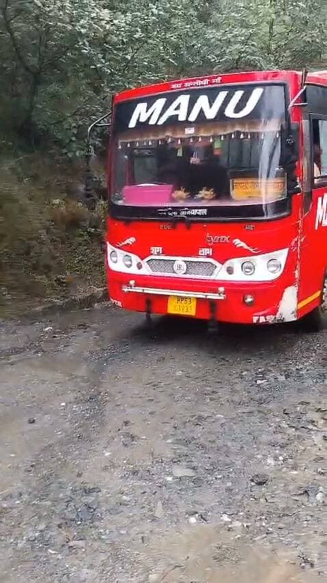नाच न जाने आँगन टेढ़ा वाली कहावत चौहार घाटी के विकास कार्यों का दृश्य।
बिना कलवर्ट डाले नाले के पानी को ठेकेदार द्वारा सड़क पर जाने दिया जिससे सड़क बार बार अवरुद्ध हो जाती है जिसका दृश्य देख सकते हैं यह हालात आज सुबह के बरोट की लटराण पंचायत के मढ़ सड़क के हैं।