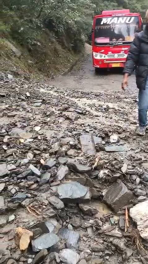 आज सुबह चौहार घाटी के बरोट क्षेत्र में भारी बारिश होने से लटराण पंचायत के मढ़ सड़क अवरूद्ध हुई,जिसे स्थानीय लोगों द्वारा खुद बनाने के लिए पहुंचे ।
