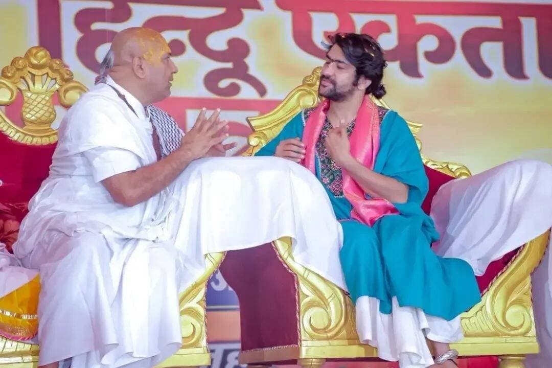 शाहगढ़ में बागेश्वर सरकार के स्वागत में उमड़ा उत्साह, महंत श्री किशोर दास जी महाराज ने किया भव्य अभिनंदन!🌺
सनातन हिन्दू एकता रथयात्रा के पावन अवसर पर शाहगढ़ में श्रद्धा और भक्ति का अद्भुत संगम देखने को मिला।