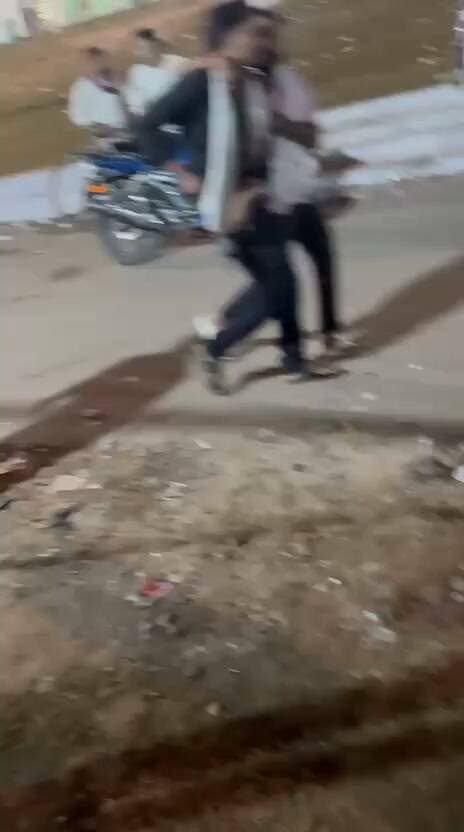 मुंगेर में जागरण के दौरान चली गोलियां, दो युवक घायल; घटना का वीडियो प्रसारित
मुंगेर में जागरण कार्यक्रम के दौरान अचानक गोलीबारी होने से दो युवक घायल हो गए। घटना के बाद इलाके में अफरा-तफरी मच गई। गोलीबारी से जुड़ा एक वीडियो इंटरनेट मीडिया पर तेजी से प्रसारित हो रहा है। घटना के कारणों और गोली चलाने वालों के संबंध में विस्तृत जानकारी की प्रतीक्षा है।