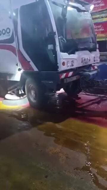 কলকাতা: গড়িয়াহাট ব্রিজ থেকে মুছে ফেলা হচ্ছে রংধনু রং, দুর্ঘটনা ঠেকাতে মুখ্যমন্ত্রীর নির্দেশ