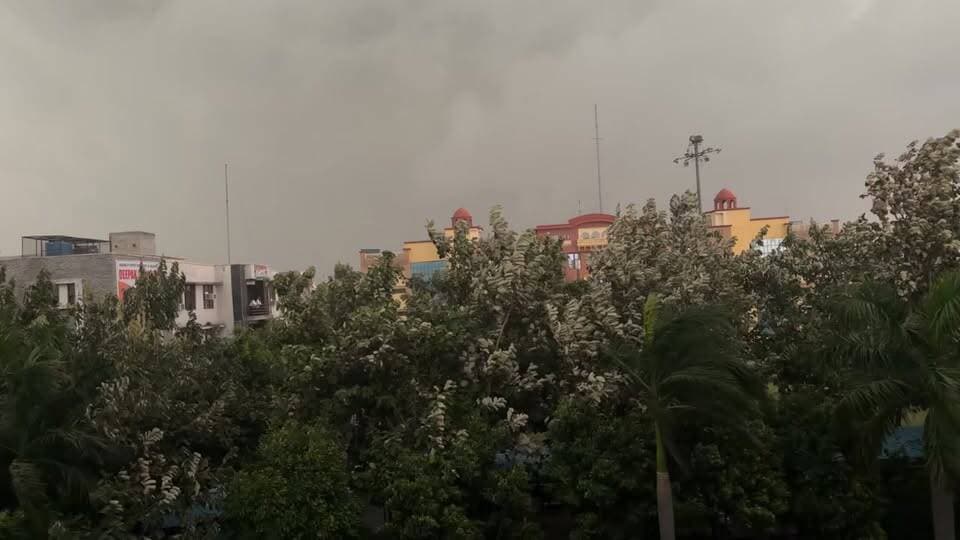 पलवल में आंधी के साथ झमाझम बारिश, सचिवालय और जिला न्यायिक परिसर का बदला नजारा
#PalwalWeather #PalwalRain #HaryanaVoicePalwal #MiniSecretariatPalwal #PalwalNews