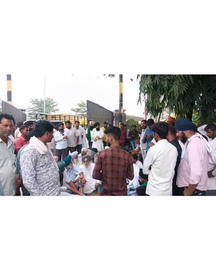 धान खरीद को लेकर के किच्छा नवीन गल्ला मंडी स्थल पर किसानों का धरना हंगामा सड़क जाम मुख्य गेट जाम