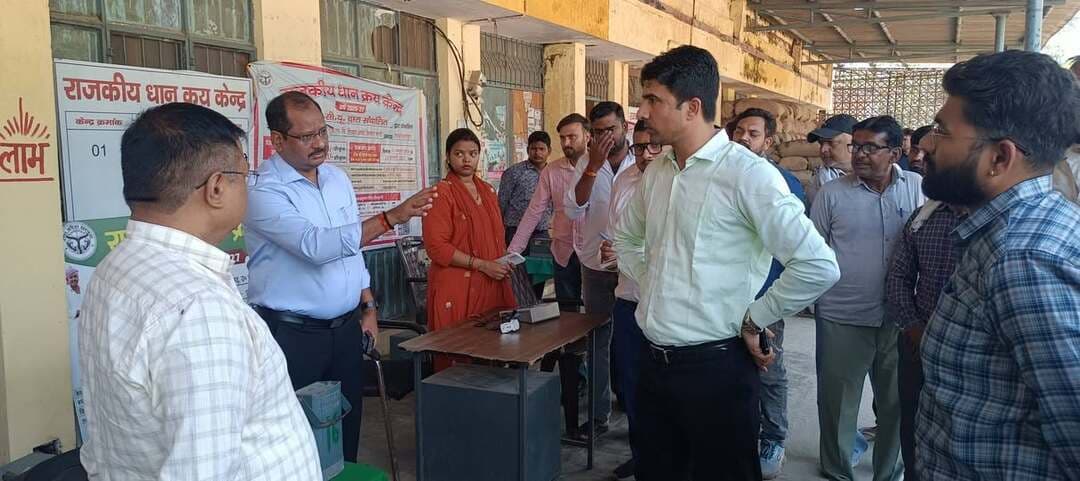तिलहर/शाहजहांपुर
====
व्यवस्थाएं न सुधरने पर
होगी कार्यवाही:एडीएम
=====
विवेक शर्मा (अंशु)
सरकारी धान खरीद सेंटरों पर आधी अधूरी व्यवस्थाएं देखकर एडीएम प्रशासन ने लगाई फटकार।तीन दिन के अंदर सुधार नकरने पर दी चेतावनी।
सेंटरों के फड़ खाली न होने पर भी लगाई फटकार।
नवीन गल्ला मंडी परिसर में किसानों से सीधे धान खरीद के लिए आरएफसी के छह,पीसीएस का एक,पीसीयू के तीन और यूपीएस का एक क्रय केंद्र स्थापित किए गए हैं।बुधवार को अचानक एडीएम प्रशासन रजनीश मिश्रा अपने अमले के साथ नवीन गल्ला मंडी के सरकारी धान खरीद सेंटरों का निरीक्षण करने के लिए पहुंचे।एडीएम ने चार सेंटरों की जगह में छः सेंटर लगाए जाने पर नाराजगी जताने के साथ ही उनके सामने के फड़ और वहां तक आने का रास्ता खाली न होने पर मंडी सचिव से कड़ी नाराजगी जताते हुए फटकार लगाई।उन्होंने सचिव से कहा कि केंद्र तक आने का रास्ता साफ होना चाहिए किसानों के बैठने और पीने के पानी की व्यवस्था होनी चाहिए।
किसी भी केंद्र के सामने डस्टर उपलब्ध न होने पर भी नाराजगी जताई।
एडीएम ने क्षेत्र के गांव जोगीपुर निवासी किसान योगेन्द्र सिंह का धान चेक कराया जिसमें 19.2 नमी पाई गई जबकि सत्तरह पर खरीद का मानक है।योगेन्द्र सिंह ने एडीएम के सामने कहा कि उन्होंने सेंटर पर डेढ़ सौ कुंतल गेहूं दिया था इस लिए धान भी इतना ही तुलना चाहिए।एडीएम ने आश्वासन दिया कि मानक से लाइए धान तौला जाएगा।
एडीएम प्रशासन ने मंडी सचिव को निर्देशित हुए कहा कि आज से तीसरे दिन निरीक्षण के लिए आएंगे उन्हें सभी सुविधाएं दुरुस्त चाहिए अन्यथा कार्यवाही की जाएगी।