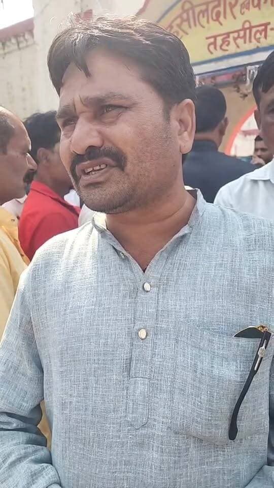 🚨🌾 बकस्वाहा में खाद संकट पर किसानों का हल्लाबोल! 2-3 दिन का अल्टीमेटम, नहीं तो होगा आंदोलन! 🌾🚨
🔥 यूरिया-डीएपी के लिए परेशान किसान उतरे मैदान में!
खाद की किल्लत, टोकन व्यवस्था में परेशानी और कालाबाजारी के आरोपों को लेकर बकस्वाहा में किसानों ने आवाज बुलंद की। गुरुवार दोपहर करीब 1 बजे किसान बस स्टैंड पर एकत्रित हुए और नारेबाजी करते हुए तहसील परिसर पहुंचे। यहां तहसीलदार त्रिलोक सिंह पोषाम को ज्ञापन सौंपकर खाद की पर्याप्त उपलब्धता, टोकन व्यवस्था में सुधार और निर्धारित दर से अधिक कीमत पर खाद बेचने वालों के खिलाफ कार्रवाई की मांग की।
⚠️ किसानों की चेतावनी: आगामी 2 से 3 दिनों में समस्या का समाधान नहीं हुआ तो शांतिपूर्ण आंदोलन किया जाएगा।
🎙️ तहसीलदार का बयान भी जानिए!
तहसीलदार त्रिलोक सिंह पोषाम ने कहा कि अभी तक किसी किसान ने कालाबाजारी की लिखित शिकायत नहीं दी है। शिकायत या सूचना मिलने पर तत्काल कार्रवाई की जाएगी। ज्ञापन पर भी आवश्यक कार्रवाई कर वरिष्ठ अधिकारियों को भेजा जाएगा।
📹🔴 देखिए किसानों के प्रदर्शन और ज्ञापन सौंपने का पूरा LIVE वीडियो!
👇👇 लाइव देखने के लिए नीचे दिए गए लाईव को देखे । 👇👇
🔗 [किसानों के प्रदर्शन का LIVE वीडियो देखे
💬 आपकी राय में किसानों को समय पर खाद उपलब्ध कराने के लिए प्रशासन को क्या कदम उठाने चाहिए? कमेंट में जरूर बताएं।
👍 पोस्ट को शेयर करें, ताकि किसानों की आवाज जिम्मेदार अधिकारियों तक पहुंचे।
#बकस्वाहा #किसानआंदोलन #खादसंकट #यूरिया #डीएपी #किसानोंकीआवाज #छतरपुर #मध्यप्रदेश #किसानहित #कालाबाजारी #BreakingNews #LiveVideo