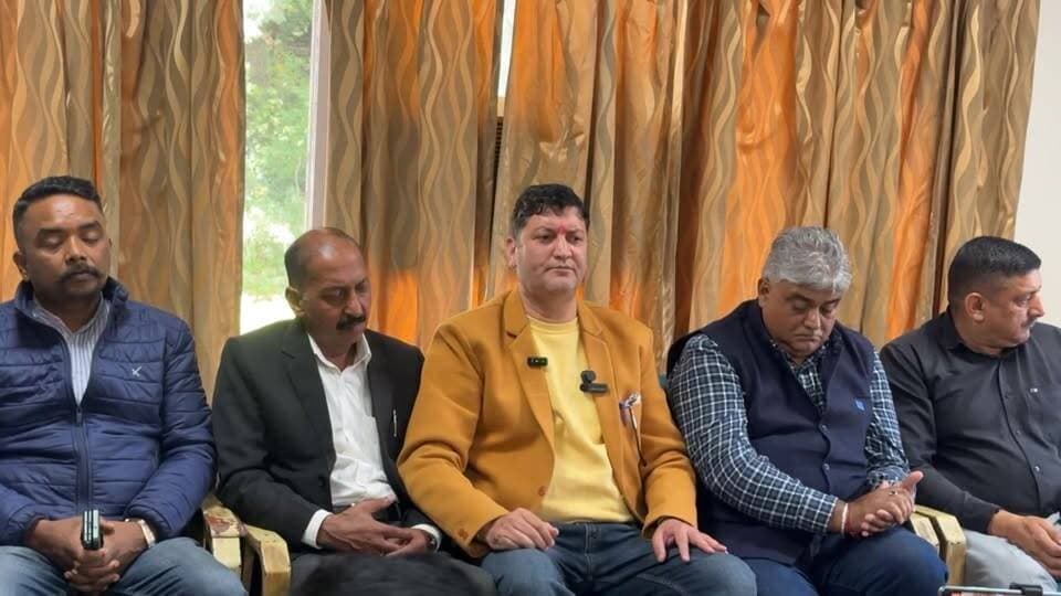 🔥 सोलन में सियासी घमासान! भाजपा पर कांग्रेस प्रदेश प्रवक्ता मुकेश शर्मा का बड़ा हमला, पत्रकार वार्ता में लगाए गंभीर आरोप!
#SolanNews #CongressVsBJP #MukeshSharma #PressConference #ViralHimachalNews