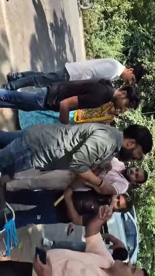 रायबरेली सड़क पर दबंगों का तांडव बीच सड़क पर लोडर लगाकर रोकी कार देहांत में शामिल होने जा रहे परिवार पर दबंगों ने किया हमला पुलिस की मौजूदगी में दबंगों ने लाठी डंडों से जमकर पीटा गुरूबख्शगंज थाना क्षेत्र के सहजौरा की घटना