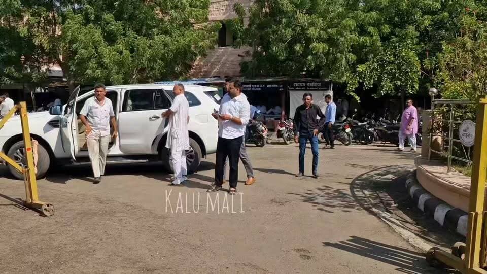 वार्ड संख्या 34 से निर्दलीय प्रत्याशी तगाराम ने मनोहर पाबड़ा के समर्थन में उठाया नामांकन।
BJP Rajasthan BJP Barmer Swaroop Singh Khara K.K. Vishnoi Kailash Choudhary