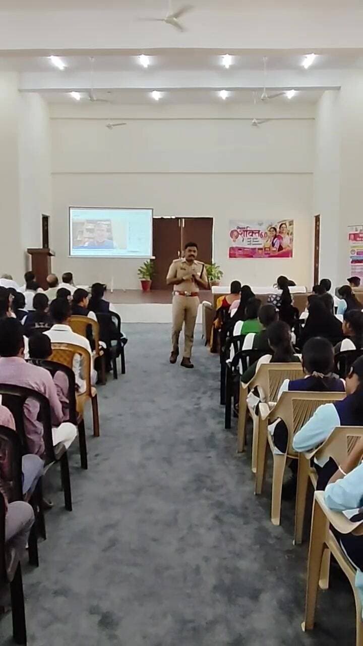 गौरीगंज: अमेठी में SP ने छात्रों को सिखाई साइबर सुरक्षा, मिली प्रतियोगी परीक्षा कोचिंग की जानकारी