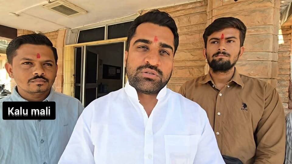 वार्ड संख्या 6 से निर्दलीय प्रत्याशी मुकेश गौड़ ने भाजपा प्रत्याशी गजेंद्र सिंह खारा को दिया अपना समर्थन,नामांकन उठाया वापस।
BJP Rajasthan BJP Barmer Swaroop Singh Khara Dr Priyanka Chaudhary K.K. Vishnoi Kailash Choudhary