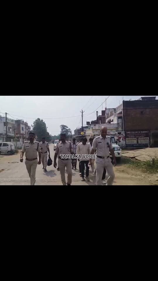 दमोह में बागेश्वर धाम पीठाधीश्वर की यात्रा में चोरी करते पकड़े गए चोरो का पटेरा पुलिस ने निकाला जुलूस...
थाने से पैदल निकाल कर स्टैंड से पुलिस वाहन द्वारा न्यायालय में पेश करने लेकर पहुंची पुलिस
कल इंदौर निवासी 6चोरो को मारुति सुजुकी गाड़ी सहित पकड़ा था ।