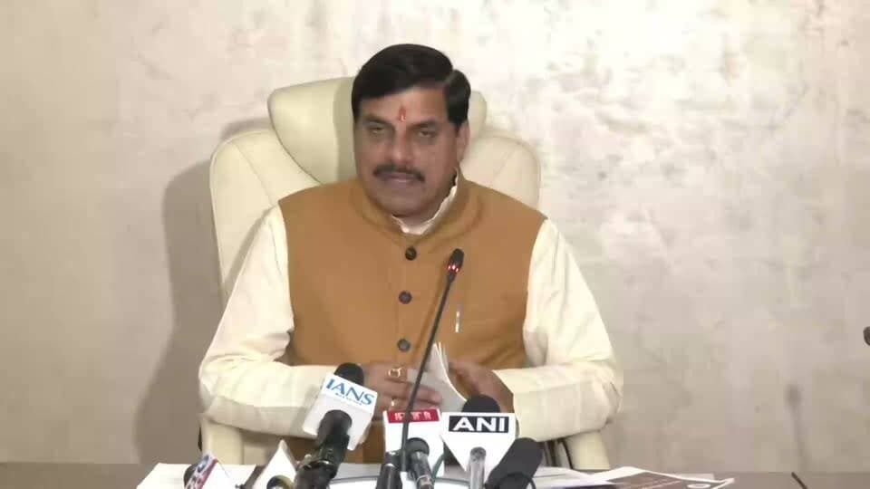 अभी-अभी मंत्रिपरिषद की बैठक में जबलपुर-भोपाल-इंदौर इंडस्ट्रियल कॉरिडोर के विकास को लेकर एक महत्वपूर्ण निर्णय लिया गया है। यह कॉरिडोर पूरे महाकौशल क्षेत्र को नई औद्योगिक ताकत प्रदान करेगा। जबलपुर से शुरू होकर भोपाल होते हुए प्रदेश की व्यापारिक राजधानी इंदौर तक विस्तारित होने वाला यह कॉरिडोर औद्योगिक विकास और व्यापारिक गतिविधियों को नई गति देगा।
इस महत्वाकांक्षी परियोजना के क्रियान्वयन के लिए उद्योग विभाग के माध्यम से एक नई कंपनी का गठन किया गया है। यह कंपनी एक इकोनॉमिक कॉरिडोर के रूप में कार्य करेगी और पूरी तरह राज्य शासन के स्वामित्व में होगी। राज्य शासन की ओर से इसके लिए ₹100 करोड़ की राशि उपलब्ध कराई गई है। इसकी गवर्निंग काउंसिल की अध्यक्षता मैं स्वयं करूंगा, ताकि निर्णय तेजी से लिए जा सकें और सभी संबंधित विभाग समन्वय के साथ काम कर सकें। हमारी अन्य कंपनियों के संचालन से प्राप्त अनुभव और विशेषज्ञता का लाभ भी इस परियोजना को मिलेगा, जिससे विकास कार्यों को तेज गति से आगे बढ़ाया जा सकेगा।
जबलपुर, नरसिंहपुर से लेकर रायसेन तक का क्षेत्र औद्योगिक विकास की व्यापक संभावनाओं से परिपूर्ण है। यहां पर्यटन, खनन, कृषि और भारी उद्योगों के विकास के लिए अनुकूल परिस्थितियां मौजूद हैं। इसके साथ ही सड़क, बिजली, पानी और विमानन सहित आवश्यक कनेक्टिविटी की सुविधाएं भी उपलब्ध हैं। ये सभी सुविधाएं किसी भी उद्योग की स्थापना और संचालन के लिए बुनियादी जरूरतें हैं। इस कॉरिडोर के विकास से निवेश करने वाले उद्योगों को इन सुविधाओं का लाभ मिलेगा और क्षेत्र में आर्थिक गतिविधियों का विस्तार होगा।
यह परियोजना केवल सड़क निर्माण तक सीमित नहीं है, बल्कि पूरे क्षेत्र को औद्योगिक एवं आर्थिक रूप से विकसित करने की एक व्यापक योजना है। इसके प्रथम चरण में 3,000 से लेकर 10,000 एकड़ तक भूमि विकसित करने की योजना है।
निवेश और रोजगार की दृष्टि से भी यह कॉरिडोर महत्वपूर्ण साबित होगा। मार्च 2028 तक एक लाख करोड़ रुपये से अधिक के निवेश का अनुमान है। इससे लगभग एक लाख लोगों को प्रत्यक्ष और दो लाख लोगों को अप्रत्यक्ष रूप से रोजगार मिलने की संभावना है। इस प्रकार कुल तीन लाख लोगों के लिए रोजगार के अवसर सृजित हो सकते हैं।
आगामी तीन वर्षों की अवधि में तीन लाख करोड़ रुपये से अधिक के निवेश और छह लाख से अधिक लोगों के लिए रोजगार के अवसर सृजित करने की संभावना है। यह कॉरिडोर महाकौशल सहित प्रदेश के विभिन्न क्षेत्रों में औद्योगिक विकास, निवेश संवर्धन और रोजगार सृजन का नया मार्ग प्रशस्त करेगा।
- *डॉ. मोहन यादव, मुख्यमंत्री*