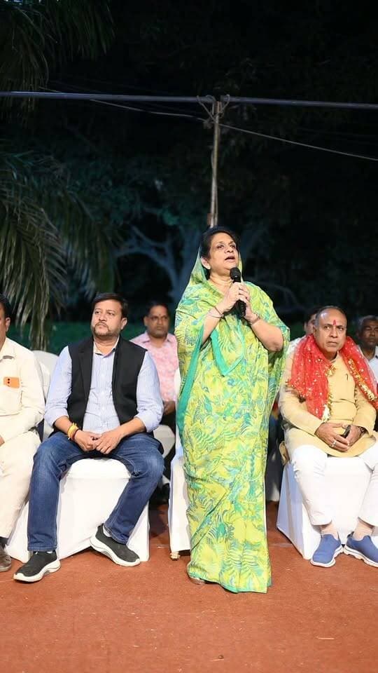 जय माता दी
हेलो! देवास मीडिया नेटवर्क द्वारा आयोजित रुद्र रास – पारिवारिक एवं सामाजिक गरबा मिलन समारोह के प्रैक्टिस सेशन में आज अतिथि के रूप में पधारकर बच्चों का उत्साहवर्धन किया एवं गरबा की सुंदर परंपरा को करीब से अनुभव किया।
माँ की भक्ति, संस्कृति और बच्चों के उत्साह से सजा यह आयोजन देवास की सांस्कृतिक पहचान को नई ऊर्जा प्रदान कर रहा है।
रुद्र रास – जहाँ परंपरा, संस्कृति और भक्ति का संगम है।