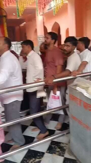#बहरोड़ दहमी हमजापुर स्थित माता मनसा देवी मंदिर में माता रानी के दर्शन करने के लिए लगी श्रद्धालुओं की लंबी कतार...