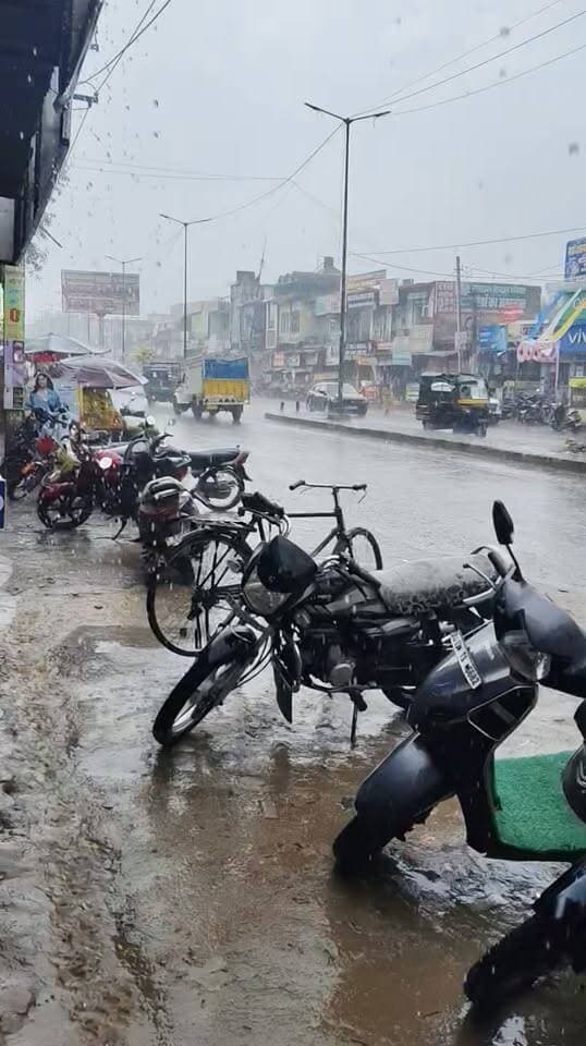 बहरोड़ शहर सहित ग्रामीण क्षेत्रों में बदला मौसम
तेज हवाओं के साथ आई बारिश
आमजन के साथ ही किसानों को मिली बड़ी राहत