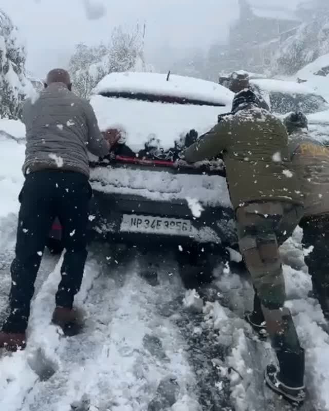 लाहौल घाटी में बर्फबारी के चलते सड़कों पर फंसे वाहनों को सुरक्षित निकालने में जुटी पुलिस टीम.... 👇🏻