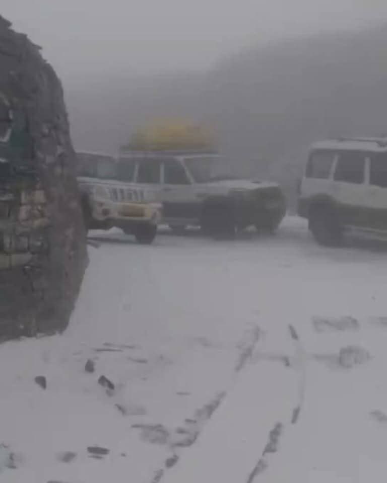 हिमाचल - पांगी के साच जोत में बर्फबारी में फंसी गाड़ियां... 👇🏻