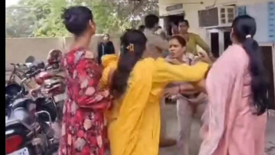 हिसार: हिसार में दो किन्नर गुटों के बीच विवाद, प्रदर्शन में उतारे कपड़े