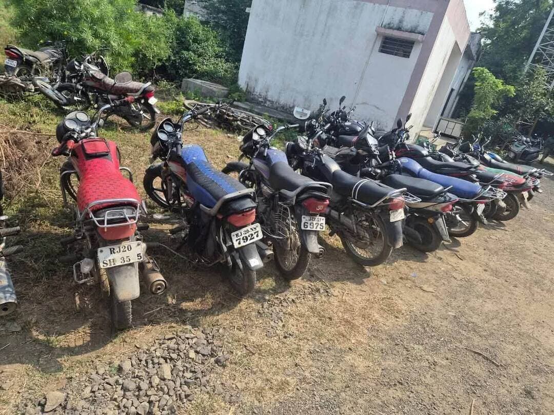 #मन्दसौर/#भानपुरा:
भानपुरा पुलिस ने #भैसोदामंडी चौकी क्षेत्र में एक बड़ा जुआ-सट्टा अड्डा पकड़ा है। यह अवैध कारोबार वार्ड-15 की महिला पार्षद के पति के बाड़े में चलाया जा रहा था। पुलिस ने दबिश देकर मौके से 27 आरोपियों को गिरफ्तार किया है, जबकि 3 आरोपी फरार होने में कामयाब रहे। कार्रवाई के दौरान लाखों रुपये की नकदी, वाहन और सट्टा-पर्चियां बरामद की गई हैं।
बाड़े में चल रहा था जुए-सट्टे का बड़ा खेल
पुलिस के अनुसार, 13 अक्टूबर 2026 को मुखबिर से सूचना मिली थी कि भैसोदामंडी स्थित श्याम चंदेल के बाड़े में 30-40 लोग एकत्र होकर सट्टा लिख रहे हैं और जुआ खेल रहे हैं। इस सूचना पर थाना प्रभारी उनि विनय बुन्देला के नेतृत्व में 13 #पुलिसकर्मियों की टीम ने तुरंत मौके पर दबिश दी।
बरामद सामग्री:
* नकदी: 37,610 रुपये
* सट्टा पर्चियां: 288 पर्चियां (जिनमें करीब 20 लाख रुपये का हिसाब दर्ज है)
* वाहन: 20 मोटरसाइकिल (कीमती करीब 10 लाख रुपये)
* इलेक्ट्रॉनिक्स व अन्य सामान: 24 मोबाइल फोन, 2 कैलकुलेटर, 52 ताश के पत्ते, एक काले रंग का बैनर और 8 डायरियां।
पुलिस ने बताया कि आरोपी ऑनलाइन ट्रांजैक्शन के जरिए भी जुआ-सट्टा खेल रहे थे, जिसकी बैंक डिटेल्स खंगाली जा रही हैं।
गिरफ्तार आरोपियों के नाम
देवीलाल (भैसोदा),साहिल मोहम्मद (भवानीमंडी), जितेन्द्र सिंह (भैसोदामंडी),माँगीलाल (भवानीमंडी), प्रकाश (भवानीमंडी),राजेश (भवानीमंडी),बद्रीलाल (भवानीमंडी)
,ओमप्रकाश (भवानीमंडी),भगवान सिंह (मिश्रोली), लखन (भैसोदामंडी),योगेन्द्र (भवानीमंडी),अरशद (पाटन), फुलचन्द्र (मिश्रोली), नारायण (भानपुरा), रामेश्वर (भैसोदा), रमेश (भवानीमंडी),बृजेश (भवानीमंडी),राजेन्द्र (मालीखेड़ा),मांगीलाल (भवानीमंडी),हितेश कुमार (भैसोदामंडी),सत्यनारायण (भवानीमंडी),सुरेन्द्र सिंह (भवानीमंडी),मांगीलाल (भवानीमंडी),मांगीलाल (भवानीमंडी),बहादुर सिंह (भवानीमंडी),रामप्रसाद (भवानीमंडी),शिवलाल (भवानीमंडी)
फरार आरोपी
* थानसिंह (भैसोदामंडी)
* रईस (भवानीमंडी)
* हेमन्त गुर्जर (भेसोदामंडी )
सराहनीय पुलिस टीम
इस बड़ी कार्रवाई को अंजाम देने वाली टीम में थाना प्रभारी उनि विनय बुन्देला, प्रधान आरक्षक गंगाचरण, प्रधान आरक्षक रामचन्द्र, आरक्षक बनबारी राठौर, राजेन्द्र सिंह, तुलसीराम, कमल प्रताप सिंह, प्रतीक, ऋषिराज, मनीष जाट, जतिन दीक्षित, गिरधारी और हेमंत सिंह शामिल रहे।
SP Mandsaur CM Madhya Pradesh #भवानीमंडी Simple Samachar