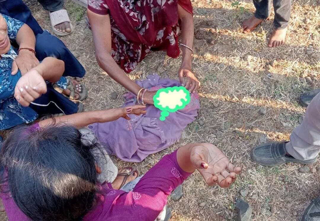 ग्राम देवरी में नवजात शिशु मिलने से मचा हड़कंप, मौके पर जुटे ग्रामीण
शामगढ़।
शामगढ़ थाना क्षेत्र के ग्राम देवरी में नवजात शिशु मिलने से गांव में हड़कंप मच गया। घटना की जानकारी मिलते ही मौके पर ग्रामीणों की भीड़ जमा हो गई। ग्रामीणों ने तत्काल शामगढ़ पुलिस को सूचना दी।
नवजात शिशु को किसने और किन परिस्थितियों में गांव में छोड़ा, फिलहाल इसका खुलासा नहीं हो पाया है। घटना के सामने आने के बाद गांव में तरह-तरह की चर्चाएं होने लगीं। सूचना के बाद पुलिस मामले की जांच में जुट सकती है।
नवजात को वहां छोड़ने के पीछे की वजह क्या है और इस घटना में कौन शामिल है, यह पुलिस जांच के बाद ही स्पष्ट हो सकेगा।
