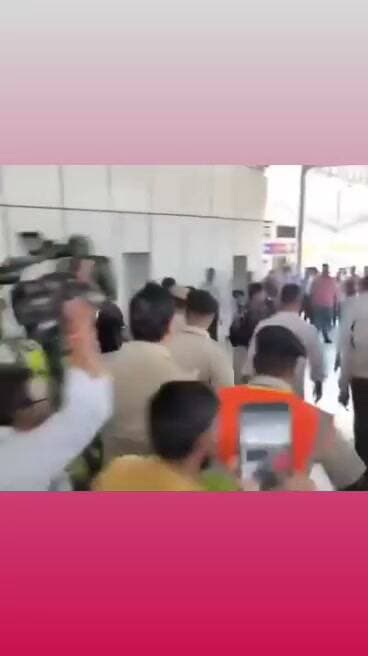 “क्यूँ देश को ख़राब का रहा है ये”
दीपके को आज एयरपोर्ट पर देख कर लोगों ने की नारेबाजी
भारत में राष्ट्रवाद की जड़ें इतनी मजबूत हुई हैं, भारत की जनता अब ख़ुद देश के ख़िलाफ़ साज़िश करने वालों को जवाब दे रही है 🔥