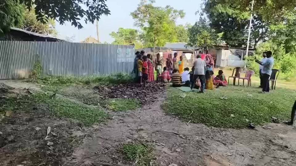 পুজোর উপহার সহ মিষ্টি মুখ করাতে আদিবাসী পাড়ায় ১৪ নম্বর ওয়ার্ডের কাউন্সিলর সঙ্গীতা সাহা ও বিক্রম দাস