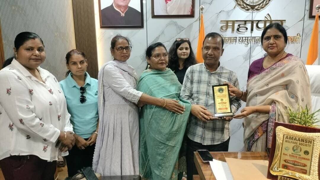 जनसेवा में उत्कृष्ट योगदान देने वाले निगम कर्मियों व अधिकारियों को मेयर ने किया सम्मानित
- अमांश वेलफेयर सोसायटी के सहयोग से नगर निगम ने मेयर कार्यालय में आयोजित किया सम्मान समारोह
यमुनानगर। (राष्ट्रीय कदम) ब्यूरो: नगर निगम व अमांश वेलफेयर सोसायटी द्वारा उत्कृष्ट कार्य करने वाले अधिकारियों व कर्मचारियों के सम्मान में वीरवार को महापौर कार्यालय में सम्मान समारोह का आयोजन किया गया। समारोह में मेयर सुमन बहमनी व अमांश वेलफेयर सोसायटी की संस्थापक अमरजीत कौर संधू ने जनहित एवं समाज के लिए उत्कृष्ट कार्य करने वाले नगर निगम की विभिन्न शाखाओं के अधिकारियों व कर्मचारियों और होमगार्ड प्रभारियों को सम्मानित किया गया।
कार्यक्रम का समन्वय एवं मंच संचालन नगर निगम सोशल मीडिया इंचार्ज मुक्ता द्वारा किया गया। अमांश वेलफेयर सोसाइटी द्वारा मेयर सुमन बहमनी को पौधा एवं स्मृति चिन्ह देकर कार्यक्रम की शुरुआत की। इसके बाद जनहित एवं समाज के लिए सराहनीय कार्य करने वाले नगर निगम के अधिकारियों एवं कर्मचारियों को भी स्मृति चिन्ह देकर सम्मानित किया गया। सम्मानित किए गए अधिकारियों व कर्मचारियों ने स्वच्छता, पर्यावरण संरक्षण, रक्तदान, जन जागरूकता, निगम के विभिन्न अभियानों व सामाजिक सेवा कार्यों में सराहनीय योगदान दिया। जिसके चलते उन्हें सम्मानित किया गया। अमरजीत कौर संधू ने बताया कि अमांश वेल्फेयर सोसाइटी नगर निगम के साथ मिलकर शहर की स्वच्छता, कचरा प्रबंधन, जल संरक्षण एवं पौधारोपण जैसे महत्वपूर्ण विषयों पर कार्य कर रही है। सोसाइटी का उद्देश्य शहर को स्वच्छ, सुंदर एवं पर्यावरण के अनुकूल बनाना तथा जनहित के कार्यों में प्रशासन का सहयोग करना है। महापौर सुमन बहमनी ने कहा कि समाज और जनहित के लिए निष्ठा व समर्पण के साथ काम करने वाले अधिकारी और कर्मचारी सम्मान के हकदार हैं। ऐसे सम्मान समारोह कर्मचारियों का मनोबल बढ़ाने के साथ-साथ उन्हें और बेहतर कार्य करने के लिए प्रेरित करते हैं। भविष्य में भी सभी अधिकारी व कर्मचारियों इमानदारी व निष्ठा से अपने कर्तव्यों का निर्वहन करें। उन्होंने कहा कि शहर को स्वच्छ, सुंदर और पर्यावरण के अनुकूल बनाने के लिए प्रशासन के साथ सामाजिक संस्थाओं और आमजन की भागीदारी भी जरूरी है। अमांश वेलफेयर सोसायटी जैसी संस्थाओं का सहयोग सराहनीय है। नगर निगम भविष्य में भी सामाजिक संस्थाओं के साथ मिलकर जनहित के कार्यों को आगे बढ़ाएगा। कार्यक्रम में मुख्य सफाई निरीक्षक विनोद बेनीवाल, गोविंद शर्मा, स्टोर इंचार्ज राकेश बेनीवाल, अमांश वेलफेयर सोसाइटी से अनु अग्रवाल, मंजू गोयल, लक्ष्मी, वंश, संदीप सहित अन्य सदस्य उपस्थित रहे।