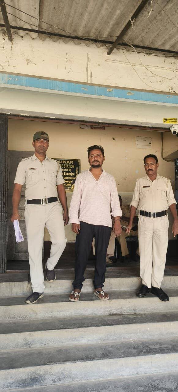 প্রধানমন্ত্রী আবাস যোজনার বাড়ি নির্মাণের অনুদান নিয়ে প্রতারণার অভিযোগে এক পঞ্চায়েত সদস্য গ্রেফতার
বীরভূম জেলার পাইকর থানার অন্তর্গত পালিতপুর গ্রামের বাসিন্দা তথা কুশমোর-১ গ্রাম পঞ্চায়েতের ১২ নম্বর ওয়ার্ডের সদস্য ভিক্টর মাল (৩৩)-এর বিরুদ্ধে প্রধানমন্ত্রী আবাস যোজনা (PMAY)-এর অনুদান গ্রহণে প্রতারণার অভিযোগে পাইকর থানায় একটি মামলা রুজু হয়েছে। মামলাটি পাইকর থানার কেস নং ৩৭০/২৬, তারিখ ১২.১০.২০২৬, ভারতীয় ন্যায় সংহিতার ৩১৮(২)/৩১৮(৪)/৩১৯(২)/৩১৪ ধারায় নথিভুক্ত হয়েছে।
অভিযোগ অনুযায়ী, ২০২৫–২৬ অর্থবর্ষে সংশ্লিষ্ট প্রকল্পের সুবিধাভোগী হিসেবে অভিযুক্তের নামে অনুদান মঞ্জুর হয়। অভিযোগ, নিজের বাড়ি নির্মাণ না করে অন্য এক ব্যক্তির বাড়ির দেওয়ালের ছবি ব্যবহার করে তিনি প্রকল্পের দ্বিতীয় কিস্তির অর্থ গ্রহণ করেন।
ঘটনার তদন্তে পাইকর থানার পুলিশ স্থানীয়ভাবে তদন্ত করে, সংশ্লিষ্ট পরিবারের সদস্যদের বক্তব্য নথিভুক্ত করে এবং মুরারই-২ ব্লক উন্নয়ন আধিকারিকের দপ্তর থেকে প্রাপ্ত তদন্ত প্রতিবেদন ও সংশ্লিষ্ট ব্যাঙ্কের নথি পরীক্ষা করে। তদন্তে প্রাপ্ত ব্যাঙ্কের নথি অনুযায়ী, অভিযুক্তের অ্যাকাউন্টে প্রথম কিস্তিতে ৬০,০০০ টাকা এবং দ্বিতীয় কিস্তিতে আরও ৬০,০০০ টাকা জমা পড়েছিল বলে জানা যায়।
এরপর ১৩.১০.২০২৬ তারিখ সন্ধ্যায় গোপন সূত্রে প্রাপ্ত তথ্যের ভিত্তিতে পাইকর থানার পুলিশ পালিতপুর শিবতলা এলাকা থেকে অভিযুক্তকে গ্রেফতার করে। তাঁর দেখানো মতে একটি সংশ্লিষ্ট ব্যাঙ্কের পাসবুকও বাজেয়াপ্ত করা হয়েছে।
অভিযুক্তের বিরুদ্ধে আইনানুগ ব্যবস্থা গ্রহণ করা হয়েছে এবং মামলার তদন্ত অব্যাহত রয়েছে। অভিযোগগুলির সত্যতা বিচারাধীন প্রক্রিয়ায় নির্ধারিত হবে।
Birbhum District Administration Birbhum District Police Bengal Message- বেঙ্গল মেসেজ Suvendu Adhikari Birbhum District Murarai Bidhan Sabha BJP Birbhum