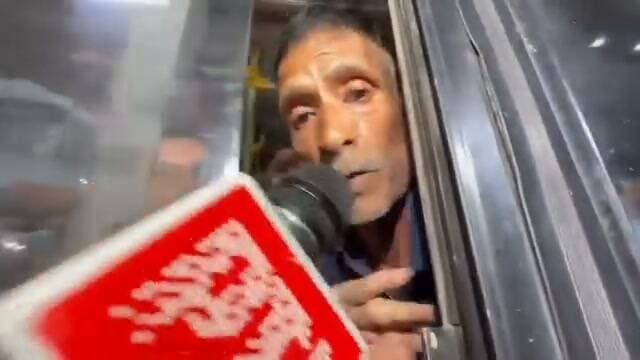 दुष्यंत कुमार गौतम को सिक्किम का राज्यपाल बनाए जाने के खिलाफ विरोध दर्ज करने के लिए अंकिता भंडारी की माता और पिता कल दिल्ली के इंडिया गेट के सामने धरने में बैठ गए,उनके साथ महिला अधिकार कार्यकर्ता योगिता भयाना भी थी। इसके बाद कांग्रेस नेता और लोकसभा में नेता प्रतिपक्ष राहुल गांधी, सांसद प्रियंका गांधी,पवन खेड़ा सहित कई कांग्रेस नेता भी उनके समर्थन में वहां पहुँचे।
आज सुबह अंकिता के माता पिता को पुलिस ने हिरासत में ले लिए और कुछ घंटों के बाद छोड़ दिया।
#RekhaArya #DushyantGautam #AnkitaBhandari #UttarakhandNews #Congress #UttraNews