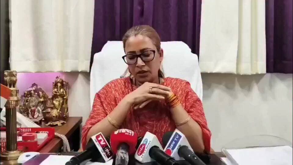 दुष्यंत कुमार गौतम को सिक्किम का राज्यपाल बनाए जाने पर उत्तराखंड में सियासत तेज है। उत्तराखण्ड सरकार में कैबिनेट मंत्री रेखा आर्या नेने नियुक्ति का बचाव करते हुए कांग्रेस पर निशाना साधा। अंकिता भंडारी मामले की सीबीआई जांच को लेकर उन्होंने क्या कहा?
पूरी खबर पढ़ें और अपनी राय कमेंट में बताएं।
#rekhaarya
#dushyantgautam
#ankitabhandaricasei
#UttarakhandNews
#Congress
#uttranews