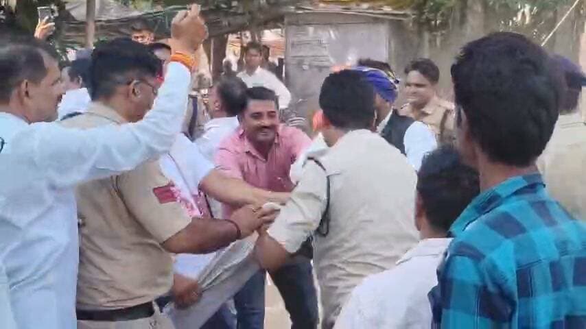 छतरपुर 52% आरक्षण की मांग को लेकर ओबीसी महासभा के द्वारा सीएम मोहन यादव, राज्यमंत्री दिलीप अहिरवार सहित जिले के चार विधायकों का पुतला दहन करने के दौरान हुईं झूमाझपती, जमकर हुआ हंगामा वीडियो वायरल,देखे वीडियो