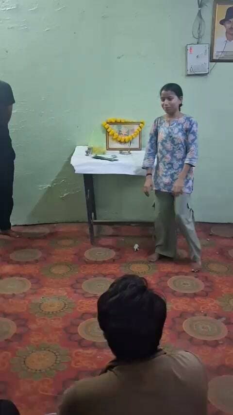 *सर्वश्रेष्ठ फाउंडेशन* में मनाई डॉ. कलाम की जयंती
गंगापुर सिटी। सर्वश्रेष्ठ फ लाइब्रेरी में डॉ. ए.पी.जे. अब्दुल कलाम की जयंती पर कार्यक्रम आयोजित किया गया। इस दौरान विद्यार्थियों ने डॉ. कलाम के जीवन, संघर्ष एवं देश के प्रति योगदान पर उद्बोधन दिया। विशेष बात यह रही कि सोनू राजपूत ने पहली बार मंच पर आकर हिम्मत के साथ उद्बोधन दिया। अजय, विजय, वीरसिंह, हिम्मत, आस्था, कविता एवं मनीषा ने भी अपने विचार व्यक्त किए। कार्यक्रम का उद्देश्य विद्यार्थियों में आत्मविश्वास एवं नेतृत्व क्षमता विकसित करना रहा।