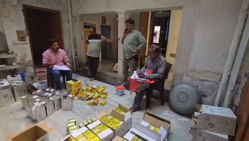 डीएसटी, एफएसओ विभाग एवं राशमी थाना पुलिस की संयुक्त कार्रवाई
राशमी में मकान व दुकान से 413 किलो संदिग्ध नकली घी जब्त।
दैनिक वीरधरा राजस्थान।
चित्तौड़गढ़। जिला विशेष टीम, एफएसओ विभाग एवं थाना राशमी पुलिस ने संयुक्त कार्रवाई करते हुए राशमी कस्बे में एक मकान एवं दुकान से कुल 413 किलोग्राम संदिग्ध घी जब्त किया है। खाद्य सुरक्षा अधिकारियों द्वारा घी के नमूने लेकर प्रयोगशाला में जांच के लिए भेजने की प्रक्रिया की गई है।
जिला पुलिस अधीक्षक धर्मेंद्र सिंह ने बताया कि अवैध गतिविधियों की रोकथाम हेतु डीएसटी टिम को विशेष रूप से निर्देश दे रखे हे इसके तहत बुधवार को एएसआई सूरज कुमार डीएसटी टीम प्रभारी को मुखबिर से सूचना मिली कि थाना राशमी क्षेत्र के कस्बे के अंदर अनिल पोखरना के मकान के अंदर एवं दुकान पर अवैध रूप से देसी घी का भंडारण कर रखा है एवं विक्रय करता है, सूचना विश्ववसनीय ने होने से एएसआई सूरज कुमार मय जाब्ता के सीएमएचओ ताराचंद के निर्देशन में मनीष शर्मा फूड इंस्पेक्टर एवं कुलदीप मीणा को साथ लेकर राशमी पहुंचे जहां पर थाना राशमी से हजारी लाल हैडकांस्टेबल मय टीम अनिल पोखरना के घर पर पहुंचे और मुखबिर सूचना विश्ववसनीय होने से उसकी अनिल पोखरना की दुकान और घर की तलाशी ली तो अलग अलग मार्का लगा सरस घी के टिन के डिब्बे, प्लास्टिक के डिब्बे मिले जिन पर सरस घी लिखा हुआ है जिसकी एफएसओ टिम संदिग्ध घी होने से नमूना सैंपल लिए गए जिनकी प्रयोगशाला में जांच करवाई जाएगी और उन सभी डिब्बो को सील चीट कर के कमरे के अंदर रखा और कमरे को भी सील चीट किया गया। सील चिट घी जो संदिग्ध नकली घी लग रहा हे का कुल वजन 4 क्विंटल 13 किलो हुआ।