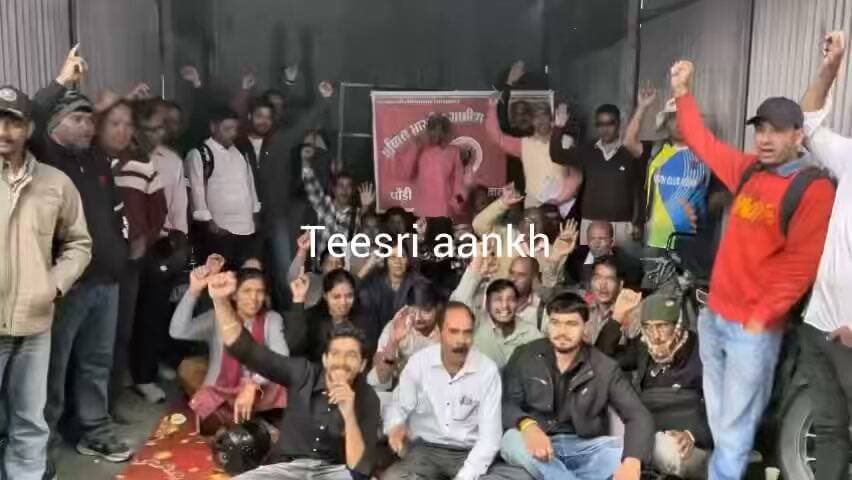 आठवें वेतनमान समेत विभिन्न मांगों को लेकर ग्रामीण डाक सेवकों का पौड़ी के मुख्य डाकघर पर प्रदर्शन।
पौड़ी। ग्रामीण डाक सेवकों ने उत्पीड़न बंद करने, आठवें वेतनमान का लाभ देने समेत विभिन्न मांगों को लेकर पौड़ी मुख्य डाकघर में सांकेतिक धरना देकर प्रदर्शन किया। इस दौरान डाक सेवकों ने अपनी मांगों के समर्थन में आवाज उठाते हुए विभाग से समस्याओं के समाधान और मांगों पर जल्द कार्रवाई करने की अपील की।