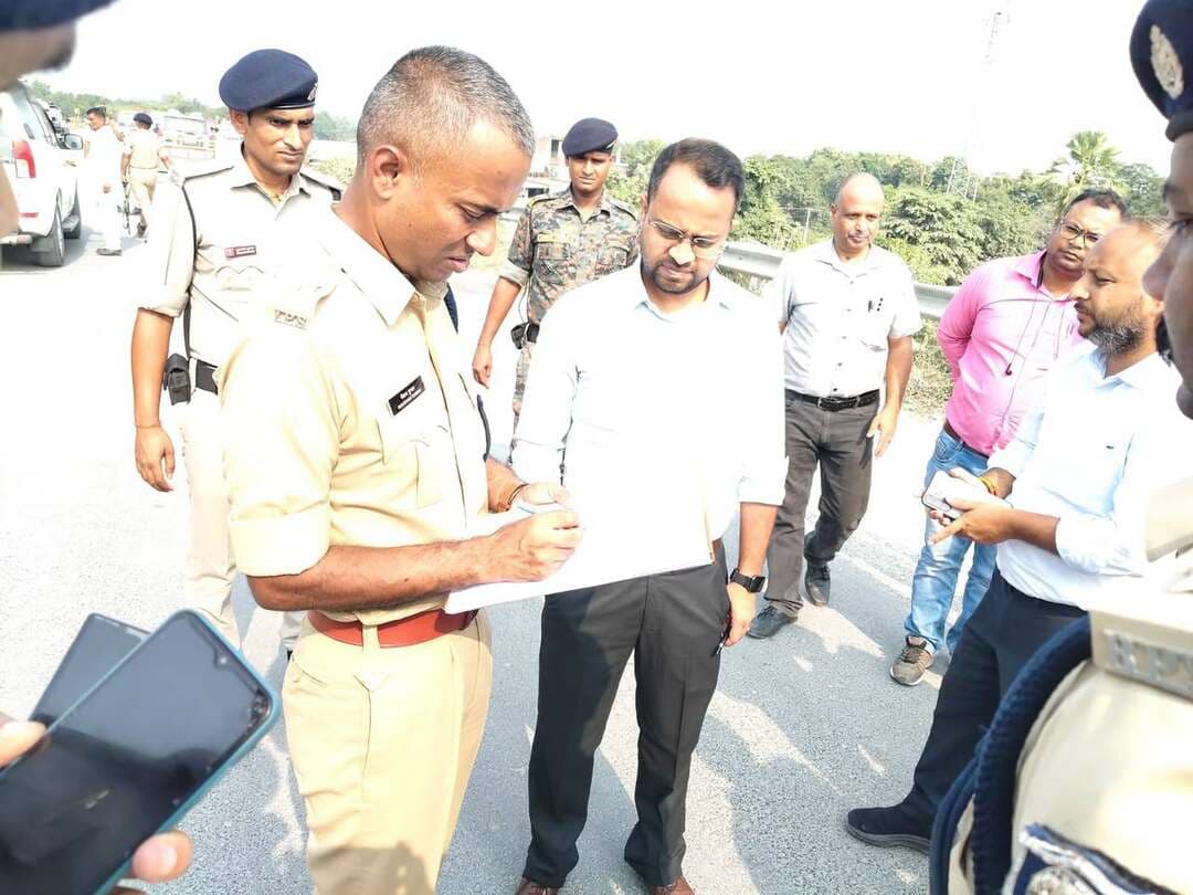 *मांझी चेक पोस्ट का जिलाधिकारी एवं वरीय पुलिस अधीक्षक ने किया निरीक्षण, अवैध शराब एवं बालू के परिवहन एवं डीजे पर प्रभावी रोक लगाने का निर्देश**
आज दिनांक 15 अक्टूबर, 2026 को जिलाधिकारी, सारण श्री वैभव श्रीवास्तव एवं वरीय पुलिस अधीक्षक, सारण श्री रोशन कुमार द्वारा अनुमंडल पदाधिकारी, छपरा सदर, अनुमंडल पुलिस पदाधिकारी सदर-2, पुलिस उपाधीक्षक (यातायात), थानाध्यक्ष मांझी एवं अंचलाधिकारी, मांझी की उपस्थिति में मांझी चेक पोस्ट का निरीक्षण किया गया। निरीक्षण के दौरान चेक पोस्ट पर जांच व्यवस्था एवं निगरानी की समीक्षा की गई।
जिलाधिकारी एवं वरीय पुलिस अधीक्षक ने संबंधित संयुक्त पदाधिकारियों एवं कर्मियों को निर्देश दिया कि चेक पोस्ट पर सघन जांच एवं प्रभावी निगरानी सुनिश्चित की जाए। अवैध शराब, प्रतिबंधित एवं अवैध बालू परिवहन सहित डीजे पर पूर्णतः रोक लगाने के लिए विशेष सतर्कता बरती जाए। उन्होंने स्पष्ट निर्देश दिया कि जांच में किसी प्रकार की लापरवाही न हो तथा नियमों का उल्लंघन करने वालों के विरुद्ध नियमानुसार सख्त कार्रवाई सुनिश्चित की जाए।