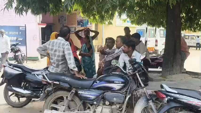खागा में दर्दनाक हादसा: अज्ञात वाहन की टक्कर से 68 वर्षीय वृद्ध की मौत, परिवार में मचा कोहराम
खेत से साइकिल पर घर लौट रहे थे विशुन दयाल, हथगांव स्वास्थ्य केंद्र में उपचार के दौरान तोड़ा दम
हादसे के बाद गांव में शोक, पुलिस ने शव पोस्टमार्टम के लिए भेजकर शुरू की विधिक कार्रवाई
खागा/फतेहपुर | दैनिक निष्पक्ष धारा
फतेहपुर। उत्तर प्रदेश के फतेहपुर जिले में खागा कोतवाली क्षेत्र के फतेहपुर टेकारी गांव में सड़क हादसे में 68 वर्षीय वृद्ध की मौत हो गई। बताया जा रहा है कि विशुन दयाल खेत से साइकिल पर सवार होकर घर लौट रहे थे, तभी रास्ते में किसी अज्ञात वाहन ने उन्हें टक्कर मार दी। हादसे में गंभीर रूप से घायल वृद्ध को उपचार के लिए हथगांव स्वास्थ्य केंद्र पहुंचाया गया, जहां इलाज के दौरान उनकी मौत हो गई। घटना की खबर मिलते ही परिवार में कोहराम मच गया।
खेत से घर लौटते समय हुआ हादसा
प्राप्त जानकारी के अनुसार, मृतक की पहचान विशुन दयाल (68 वर्ष), पुत्र जगदीश, निवासी फतेहपुर टेकारी, थाना खागा, जनपद फतेहपुर के रूप में हुई है। बताया जाता है कि वह खेत से साइकिल लेकर घर वापस जा रहे थे। इसी दौरान रास्ते में एक अज्ञात वाहन की टक्कर से वह गंभीर रूप से घायल हो गए।
घटनास्थल पर तत्काल कोई मौजूद नहीं होने के कारण हादसे से जुड़ी परिस्थितियों की पूरी जानकारी सामने नहीं आ सकी है। स्थानीय लोगों की मदद से घायल वृद्ध को उपचार के लिए सामुदायिक स्वास्थ्य केंद्र हथगांव ले जाया गया, जहां उपचार के दौरान उन्होंने दम तोड़ दिया।
पुलिस ने शुरू की विधिक कार्रवाई
घटना की सूचना मिलने पर स्थानीय पुलिस मौके पर पहुंची और मामले की जानकारी जुटाई। पुलिस ने शव को कब्जे में लेकर पंचनामा और पोस्टमार्टम की प्रक्रिया शुरू कर दी है। फिलहाल, टक्कर मारने वाले वाहन और हादसे की परिस्थितियों को लेकर विस्तृत जानकारी सामने आना बाकी है।
अज्ञात वाहन की पहचान और दुर्घटना के वास्तविक कारणों का पता लगाने के लिए पुलिस की जांच महत्वपूर्ण होगी। पोस्टमार्टम रिपोर्ट और जांच के बाद ही मामले से जुड़े अन्य तथ्य स्पष्ट हो सकेंगे।
परिवार पर टूटा दुखों का पहाड़
विशुन दयाल की अचानक मौत से परिजनों का रो-रोकर बुरा हाल है। जिस उम्र में परिवार के बुजुर्गों का साथ सबसे बड़ा सहारा होता है, उस समय सड़क हादसे में उनकी मृत्यु ने परिवार को गहरे सदमे में डाल दिया है। घटना से गांव में भी शोक का माहौल है।
सड़क सुरक्षा को लेकर सतर्कता जरूरी
सड़क दुर्घटनाओं में होने वाली मौतें परिवारों के जीवन पर गहरा असर डालती हैं। वाहन चालकों को ग्रामीण मार्गों पर विशेष सावधानी बरतनी चाहिए और साइकिल सवारों, पैदल यात्रियों तथा बुजुर्गों की सुरक्षा का ध्यान रखना चाहिए।
एनडी न्यूज़ की अपील: वाहन चालक गति नियंत्रित रखें, यातायात नियमों का पालन करें और सड़क पर चलने वाले प्रत्येक व्यक्ति की सुरक्षा को प्राथमिकता दें। दुर्घटना की स्थिति में घायल को तत्काल चिकित्सा सहायता दिलाएं और पुलिस को सूचना दें। संबंधित पुलिस अधिकारियों से भी अपील है कि मामले की निष्पक्ष जांच कर अज्ञात वाहन की पहचान करने तथा नियमानुसार कार्रवाई करने का प्रयास करें।
👇👇
#NDNews #दैनिक_निष्पक्ष_धारा #Fatehpur #Khaga #RoadAccident #RoadSafety #UPPolice #FatehpurPolice #TrafficSafety
👇👇
@dgpup
@RSSorg
@UPGovt
@wpl1090
@RSSgeet
@Uppolice
@MIB_India
@PMOIndia
@HMOIndia
@abmanglik
@VHPDigital
@igrangealld
@myogioffice
@InfoDeptUP
@dmfatehpur
@sdmsadarftp
@CMOfficeUP
@CMOUP_RC
@UPPRD1948
@ChiefSecyUP
@ChiefSecyUP
@MahantYogiG
@FatehpurSdm
@fatehpurpolice
@BajrangDalOrg
@rashtrapatibhvn
@UPMahilaKalyan
@112UttarPradesh
@myogiadityanath
@CommissionerPrg
@ADGZonPrayagraj
👇👇
🟥 ND NEWS | दैनिक निष्पक्ष धारा
मुख्य संपादक / संस्थापक: राजन सिंह हाड़ा
सह-संपादक: शालिनी सिंह भदौरिया
✒️ रिपोर्ट: फतेहपुर जिला ब्यूरो
📍 कार्यालय-3: U158, हीरा स्वीट्स के पास, विकास मार्ग, लक्ष्मी नगर, पूर्वी दिल्ली – 110092 (NCR)
📍 कार्यालय-2: विधानसभा रोड, बर्लिंगटन चौराहा, लखनऊ – 226001 (UP)
📍 कार्यालय-1: 1/1 अटल बिहारी चौराहा, नियर बर्मा चौराहा, फतेहपुर – 212601 (UP)
📅 दिनांक: 15 अक्टूबर 2026
📆 दिन: गुरुवार
📧 Email: ndnewschannel@gmail.com
📞 मोबाइल: 096961 19696