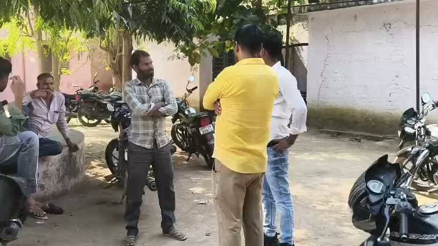 खागा में दर्दनाक हादसा: अज्ञात वाहन की टक्कर से 68 वर्षीय वृद्ध की मौत, परिवार में मचा कोहराम
खेत से साइकिल पर घर लौट रहे थे विशुन दयाल, हथगांव स्वास्थ्य केंद्र में उपचार के दौरान तोड़ा दम
हादसे के बाद गांव में शोक, पुलिस ने शव पोस्टमार्टम के लिए भेजकर शुरू की विधिक कार्रवाई
खागा/फतेहपुर | दैनिक निष्पक्ष धारा
फतेहपुर। उत्तर प्रदेश के फतेहपुर जिले में खागा कोतवाली क्षेत्र के फतेहपुर टेकारी गांव में सड़क हादसे में 68 वर्षीय वृद्ध की मौत हो गई। बताया जा रहा है कि विशुन दयाल खेत से साइकिल पर सवार होकर घर लौट रहे थे, तभी रास्ते में किसी अज्ञात वाहन ने उन्हें टक्कर मार दी। हादसे में गंभीर रूप से घायल वृद्ध को उपचार के लिए हथगांव स्वास्थ्य केंद्र पहुंचाया गया, जहां इलाज के दौरान उनकी मौत हो गई। घटना की खबर मिलते ही परिवार में कोहराम मच गया।
खेत से घर लौटते समय हुआ हादसा
प्राप्त जानकारी के अनुसार, मृतक की पहचान विशुन दयाल (68 वर्ष), पुत्र जगदीश, निवासी फतेहपुर टेकारी, थाना खागा, जनपद फतेहपुर के रूप में हुई है। बताया जाता है कि वह खेत से साइकिल लेकर घर वापस जा रहे थे। इसी दौरान रास्ते में एक अज्ञात वाहन की टक्कर से वह गंभीर रूप से घायल हो गए।
घटनास्थल पर तत्काल कोई मौजूद नहीं होने के कारण हादसे से जुड़ी परिस्थितियों की पूरी जानकारी सामने नहीं आ सकी है। स्थानीय लोगों की मदद से घायल वृद्ध को उपचार के लिए सामुदायिक स्वास्थ्य केंद्र हथगांव ले जाया गया, जहां उपचार के दौरान उन्होंने दम तोड़ दिया।
पुलिस ने शुरू की विधिक कार्रवाई
घटना की सूचना मिलने पर स्थानीय पुलिस मौके पर पहुंची और मामले की जानकारी जुटाई। पुलिस ने शव को कब्जे में लेकर पंचनामा और पोस्टमार्टम की प्रक्रिया शुरू कर दी है। फिलहाल, टक्कर मारने वाले वाहन और हादसे की परिस्थितियों को लेकर विस्तृत जानकारी सामने आना बाकी है।
अज्ञात वाहन की पहचान और दुर्घटना के वास्तविक कारणों का पता लगाने के लिए पुलिस की जांच महत्वपूर्ण होगी। पोस्टमार्टम रिपोर्ट और जांच के बाद ही मामले से जुड़े अन्य तथ्य स्पष्ट हो सकेंगे।
परिवार पर टूटा दुखों का पहाड़
विशुन दयाल की अचानक मौत से परिजनों का रो-रोकर बुरा हाल है। जिस उम्र में परिवार के बुजुर्गों का साथ सबसे बड़ा सहारा होता है, उस समय सड़क हादसे में उनकी मृत्यु ने परिवार को गहरे सदमे में डाल दिया है। घटना से गांव में भी शोक का माहौल है।
सड़क सुरक्षा को लेकर सतर्कता जरूरी
सड़क दुर्घटनाओं में होने वाली मौतें परिवारों के जीवन पर गहरा असर डालती हैं। वाहन चालकों को ग्रामीण मार्गों पर विशेष सावधानी बरतनी चाहिए और साइकिल सवारों, पैदल यात्रियों तथा बुजुर्गों की सुरक्षा का ध्यान रखना चाहिए।
एनडी न्यूज़ की अपील: वाहन चालक गति नियंत्रित रखें, यातायात नियमों का पालन करें और सड़क पर चलने वाले प्रत्येक व्यक्ति की सुरक्षा को प्राथमिकता दें। दुर्घटना की स्थिति में घायल को तत्काल चिकित्सा सहायता दिलाएं और पुलिस को सूचना दें। संबंधित पुलिस अधिकारियों से भी अपील है कि मामले की निष्पक्ष जांच कर अज्ञात वाहन की पहचान करने तथा नियमानुसार कार्रवाई करने का प्रयास करें।
👇👇
#NDNews #दैनिक_निष्पक्ष_धारा #Fatehpur #Khaga #RoadAccident #RoadSafety #UPPolice #FatehpurPolice #TrafficSafety
👇👇
@dgpup
@RSSorg
@UPGovt
@wpl1090
@RSSgeet
@Uppolice
@MIB_India
@PMOIndia
@HMOIndia
@abmanglik
@VHPDigital
@igrangealld
@myogioffice
@InfoDeptUP
@dmfatehpur
@sdmsadarftp
@CMOfficeUP
@CMOUP_RC
@UPPRD1948
@ChiefSecyUP
@ChiefSecyUP
@MahantYogiG
@FatehpurSdm
@fatehpurpolice
@BajrangDalOrg
@rashtrapatibhvn
@UPMahilaKalyan
@112UttarPradesh
@myogiadityanath
@CommissionerPrg
@ADGZonPrayagraj
👇👇
🟥 ND NEWS | दैनिक निष्पक्ष धारा
मुख्य संपादक / संस्थापक: राजन सिंह हाड़ा
सह-संपादक: शालिनी सिंह भदौरिया
✒️ रिपोर्ट: फतेहपुर जिला ब्यूरो
📍 कार्यालय-3: U158, हीरा स्वीट्स के पास, विकास मार्ग, लक्ष्मी नगर, पूर्वी दिल्ली – 110092 (NCR)
📍 कार्यालय-2: विधानसभा रोड, बर्लिंगटन चौराहा, लखनऊ – 226001 (UP)
📍 कार्यालय-1: 1/1 अटल बिहारी चौराहा, नियर बर्मा चौराहा, फतेहपुर – 212601 (UP)
📅 दिनांक: 15 अक्टूबर 2026
📆 दिन: गुरुवार
📧 Email: ndnewschannel@gmail.com
📞 मोबाइल: 096961 19696